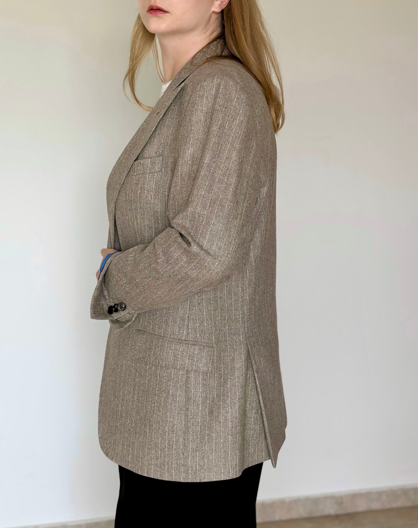 Timeless wool blazer with blue lining