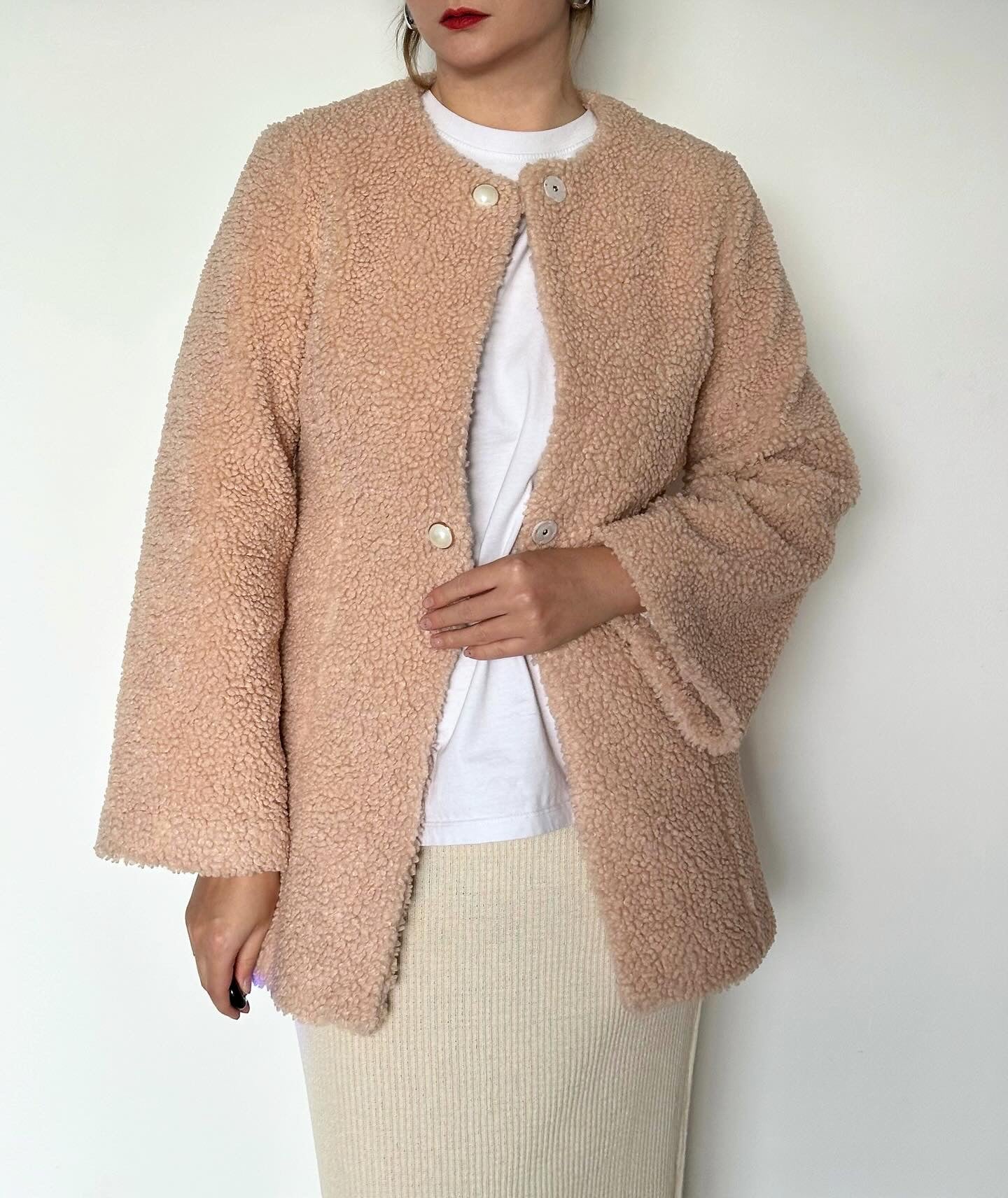 Vintage coat in teddy fabric with beautiful pearl buttons