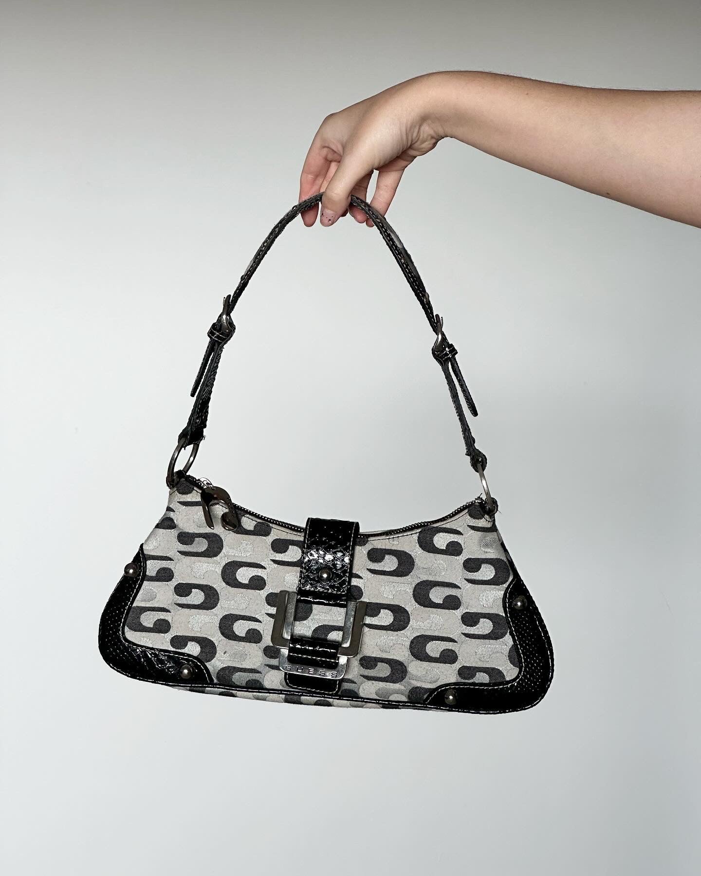 Super trendy vintage Guess bag with monogram print from 00s