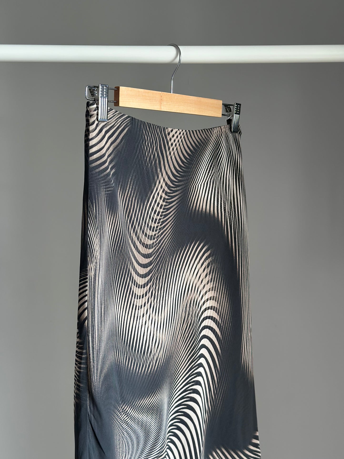 Eye-catching vintage midi skirt