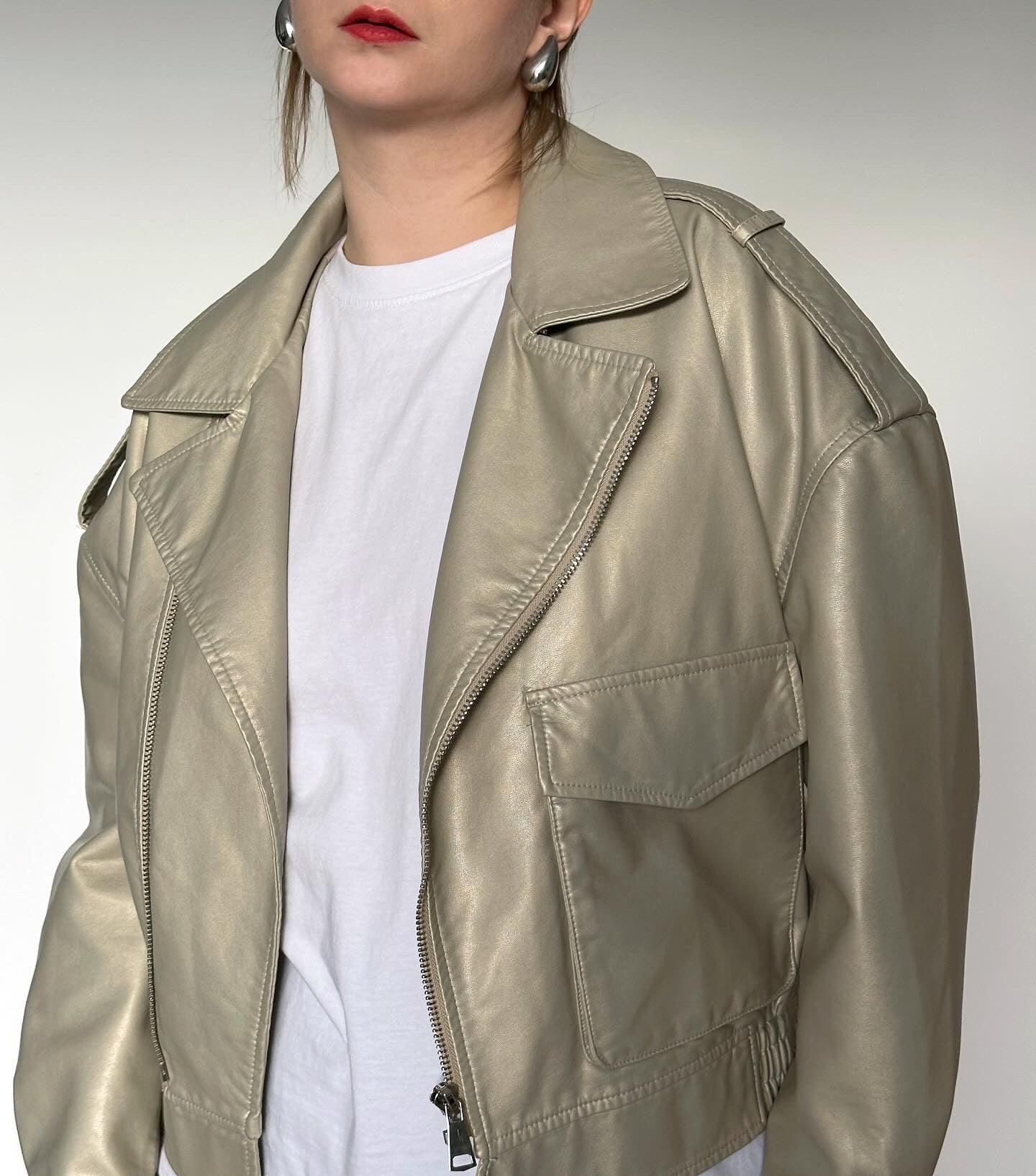 Gorgeous oversized faux leather jacket 🤍
