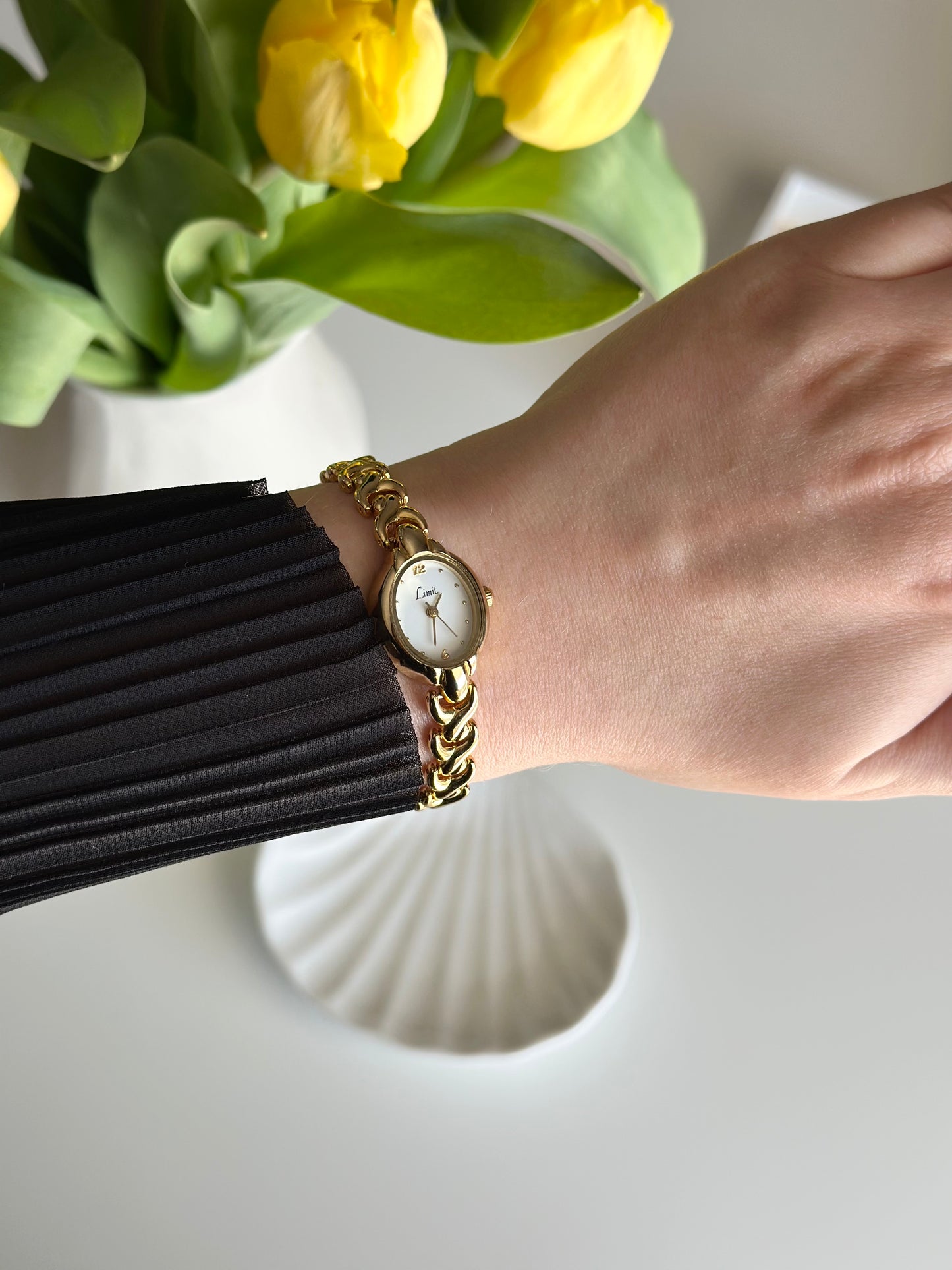 Charming vintage gold-tone watch Limit ✨