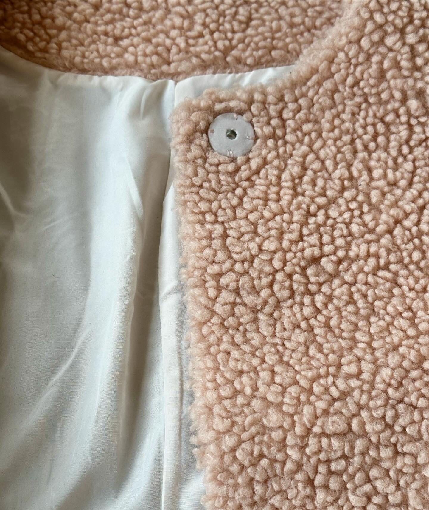 Vintage coat in teddy fabric with beautiful pearl buttons