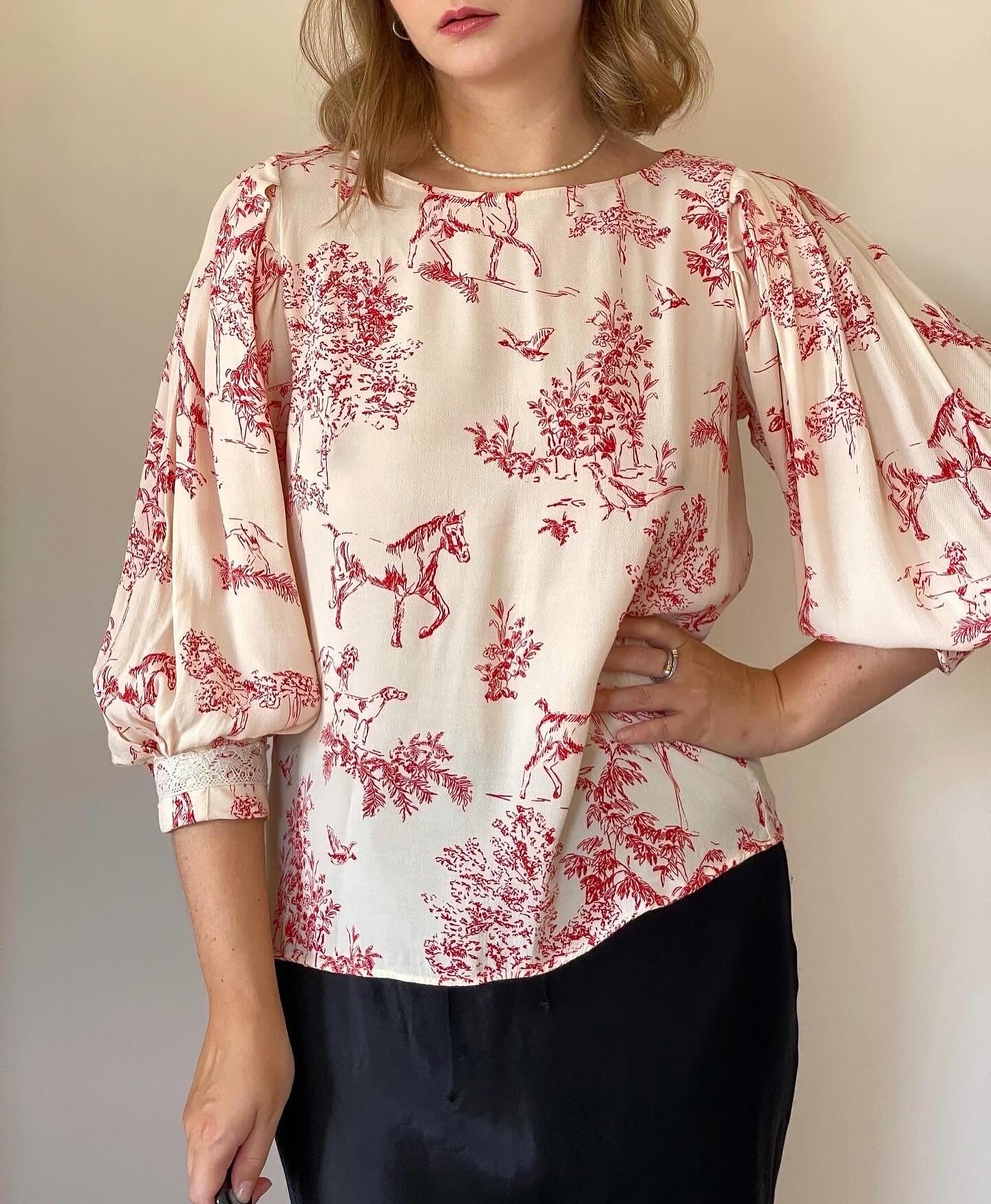 Incredible viscose blouse with puff sleeves