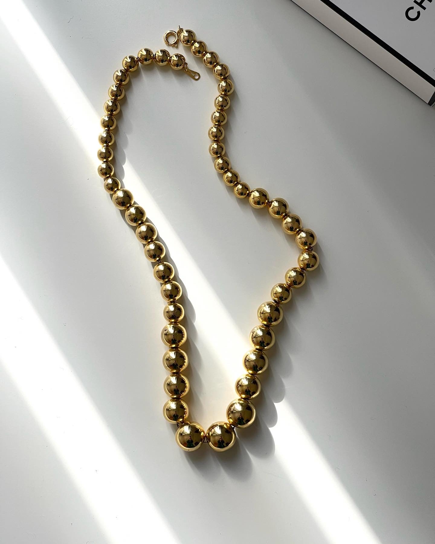 Lovely vintage gold-tone necklace in a simple beaded design (metal+plastic)