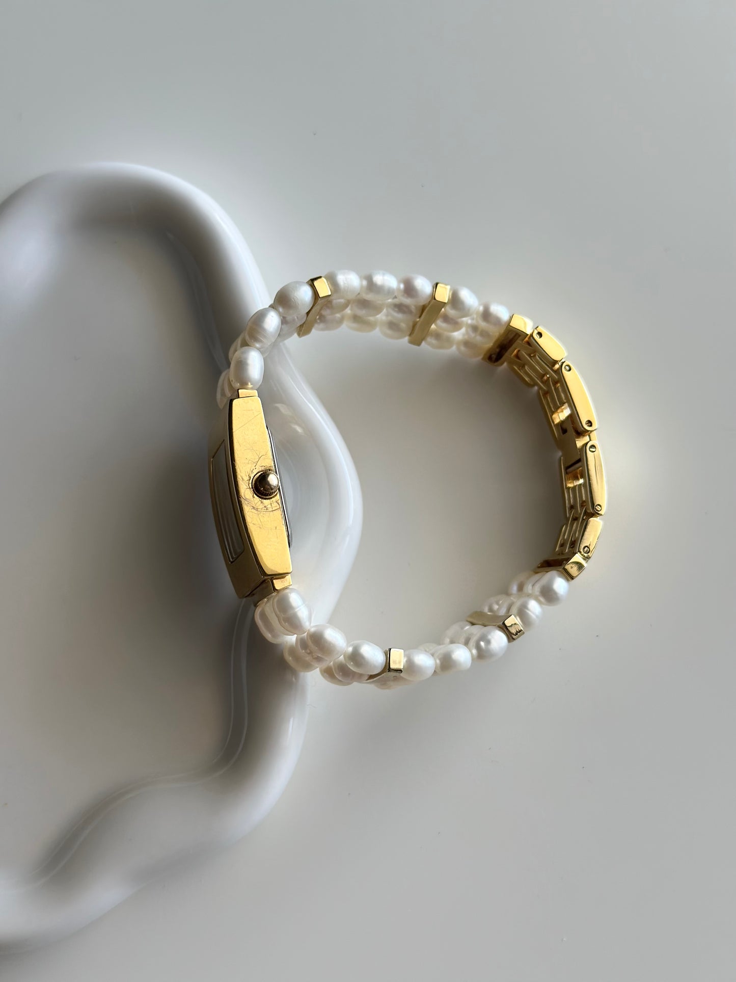 Elegant vintage watch with freshwater pearl bracelet