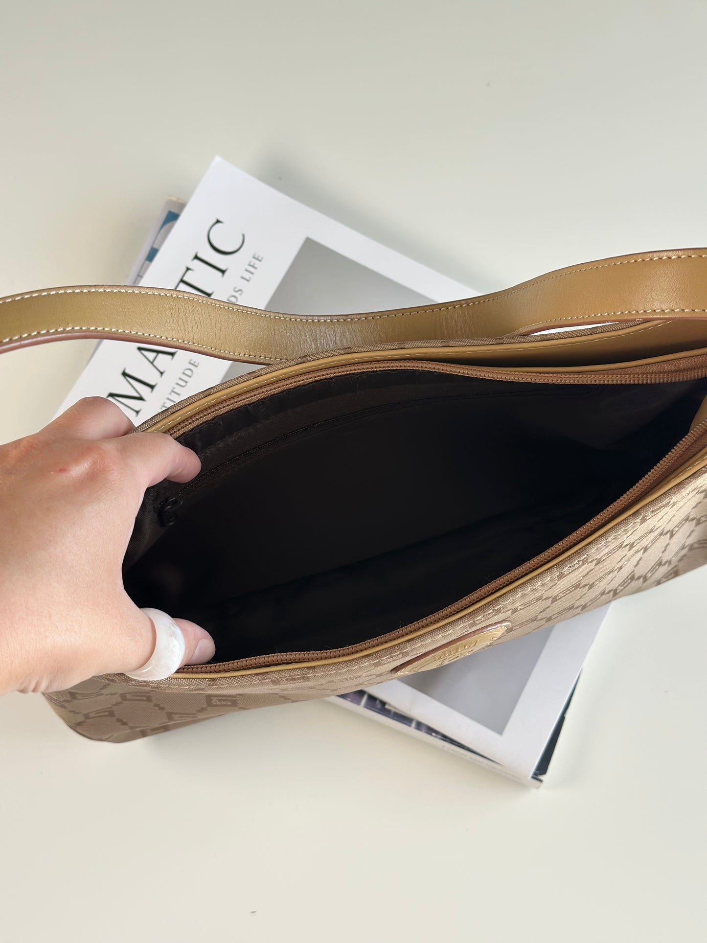 Charming vintage beige shoulder bag