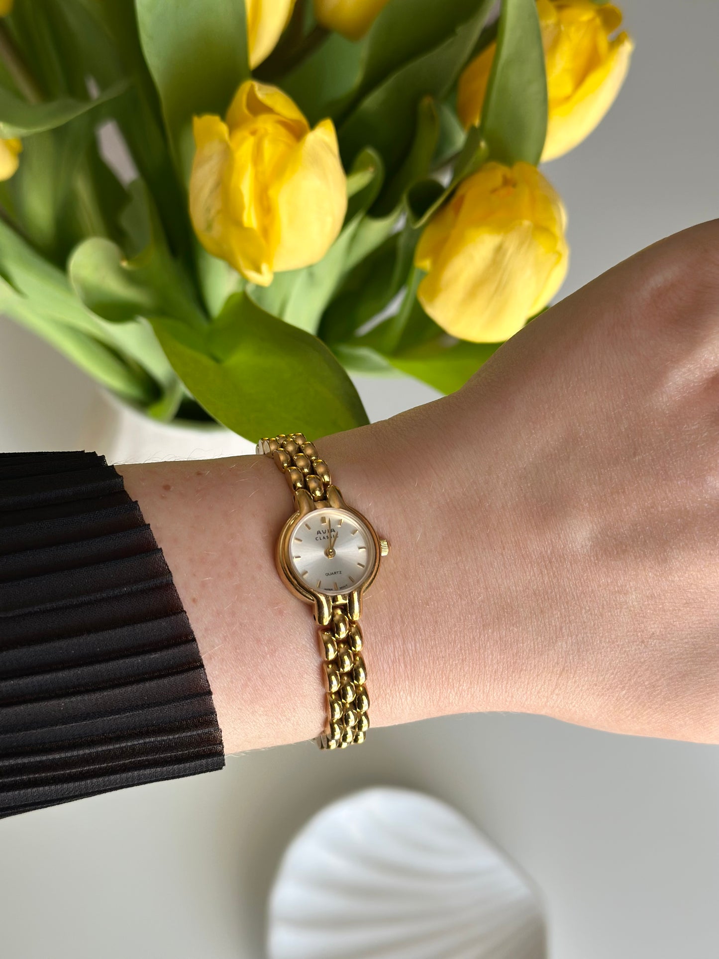 Incredible vintage gold-tone watch from the 1990s Avia Classic