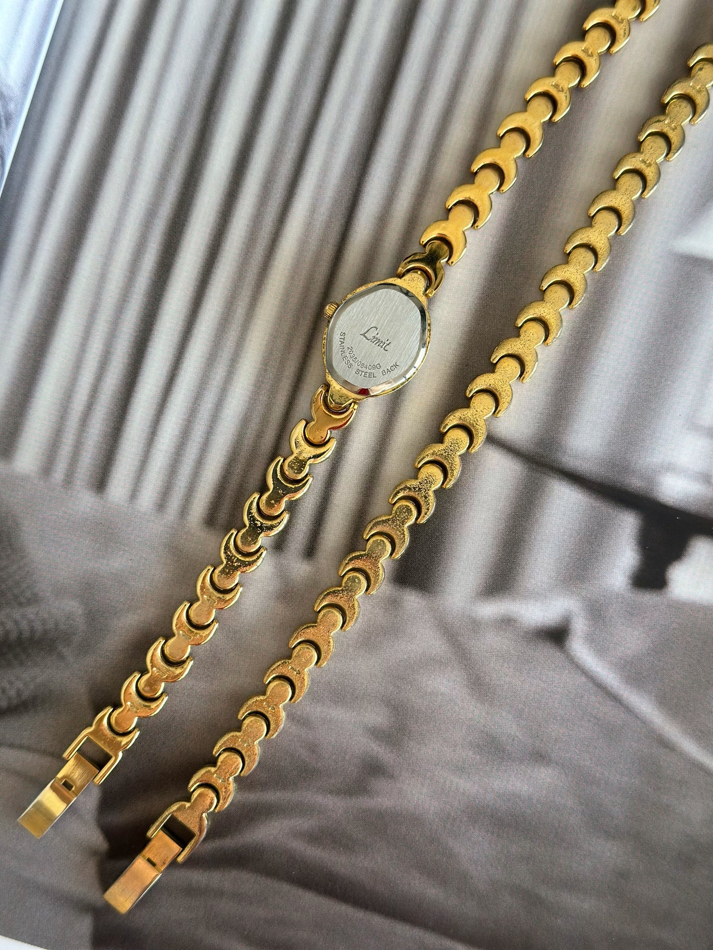 Stunning vintage gold-tone watch and bracelet set Limit