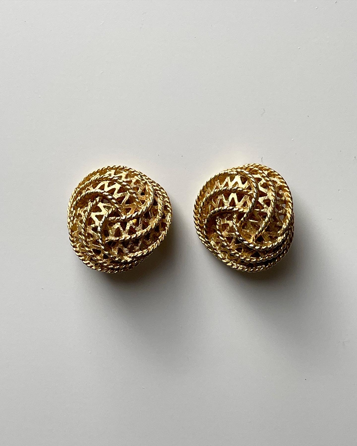 Stunning vintage elegant gold-tone clip-on earrings