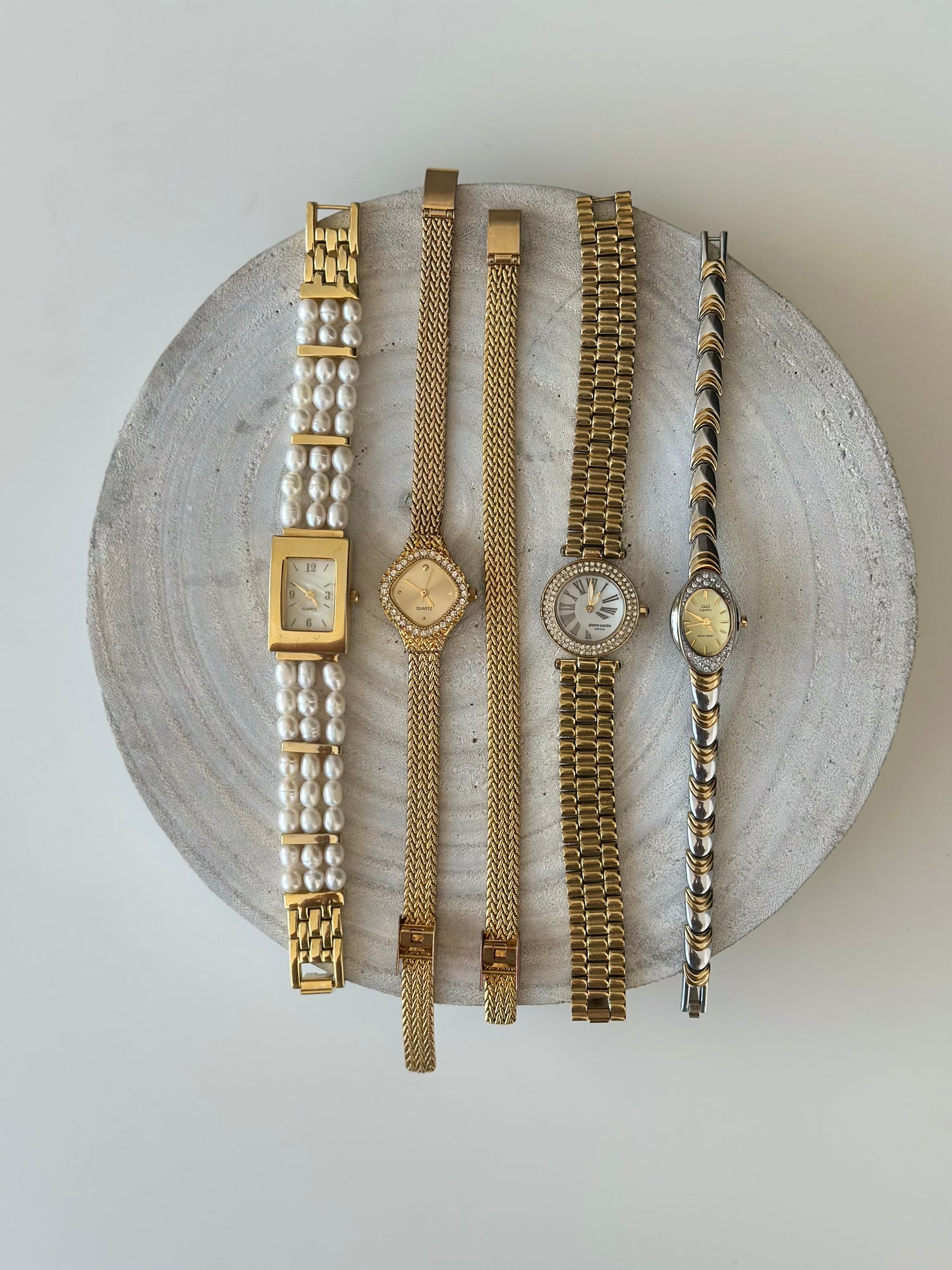 Elegant vintage watch with freshwater pearl bracelet