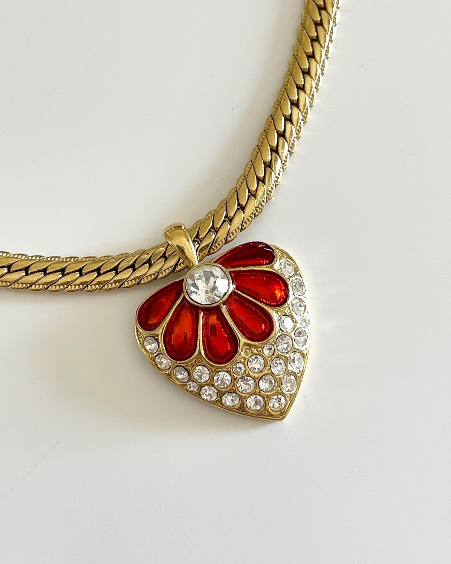 Gorgeous vintage necklace with strawberry-like design pendant