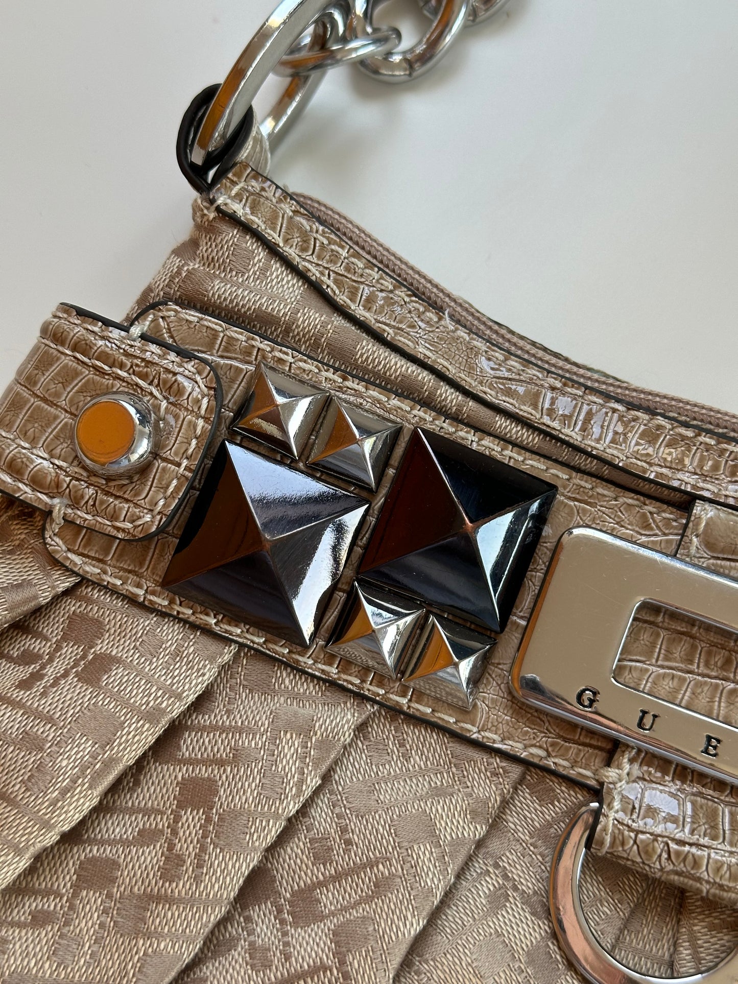 Trendy vintage Guess bag from 00s