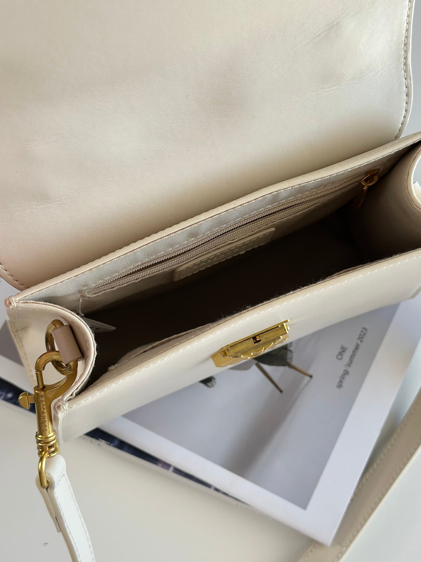 Elegant ivory leather handbag from Kassandre