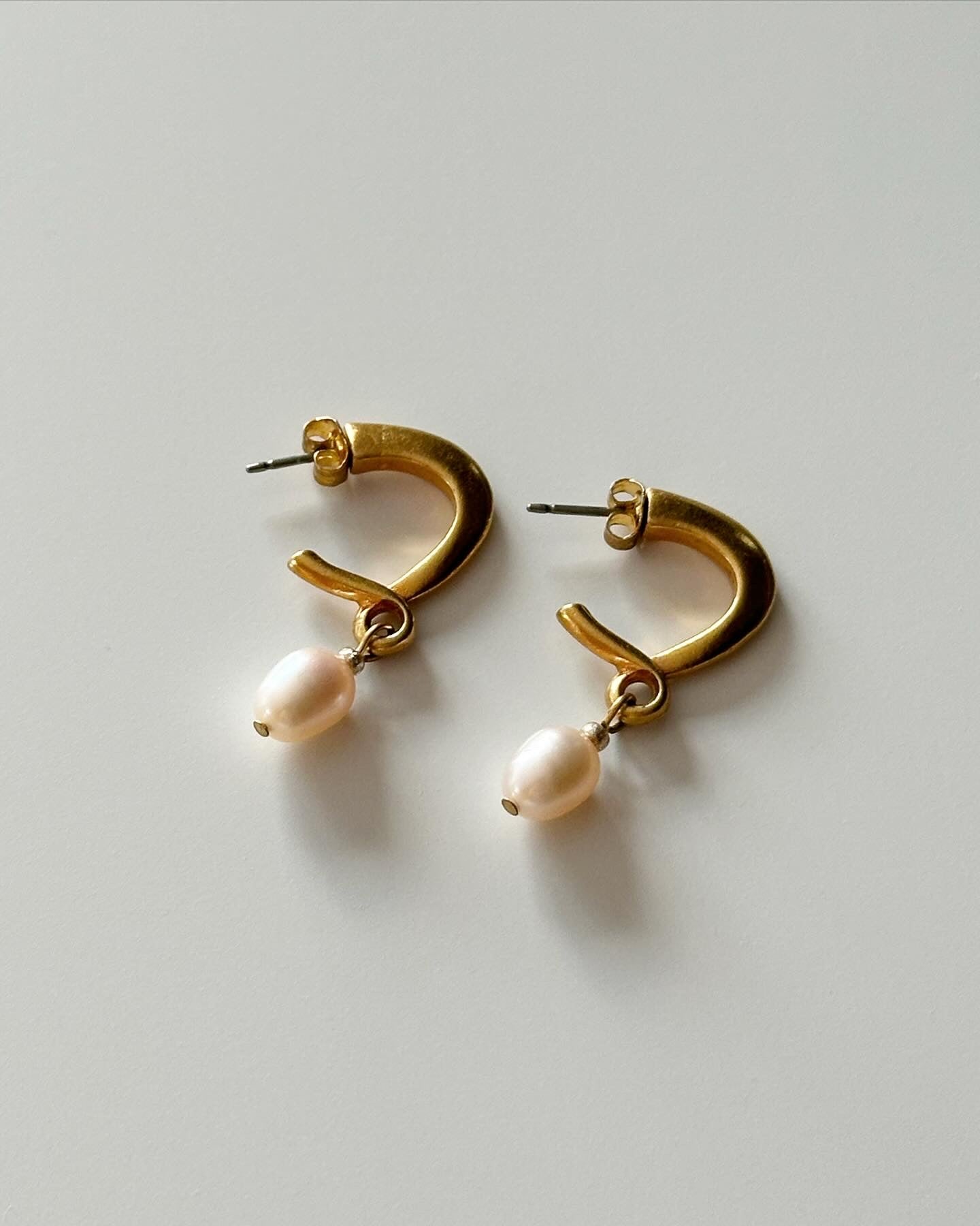 Lovely vintage faux pearl gold-tone earrings
