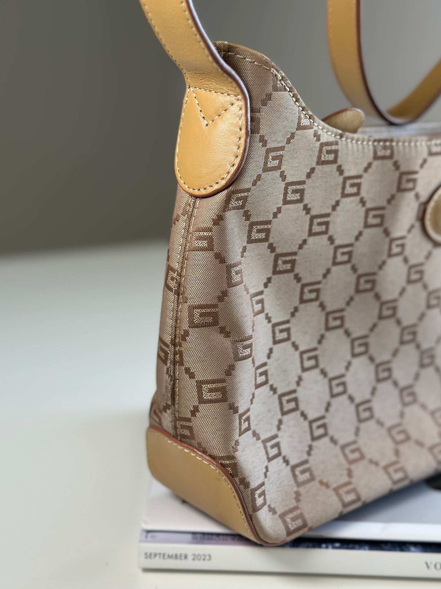 Charming vintage beige shoulder bag