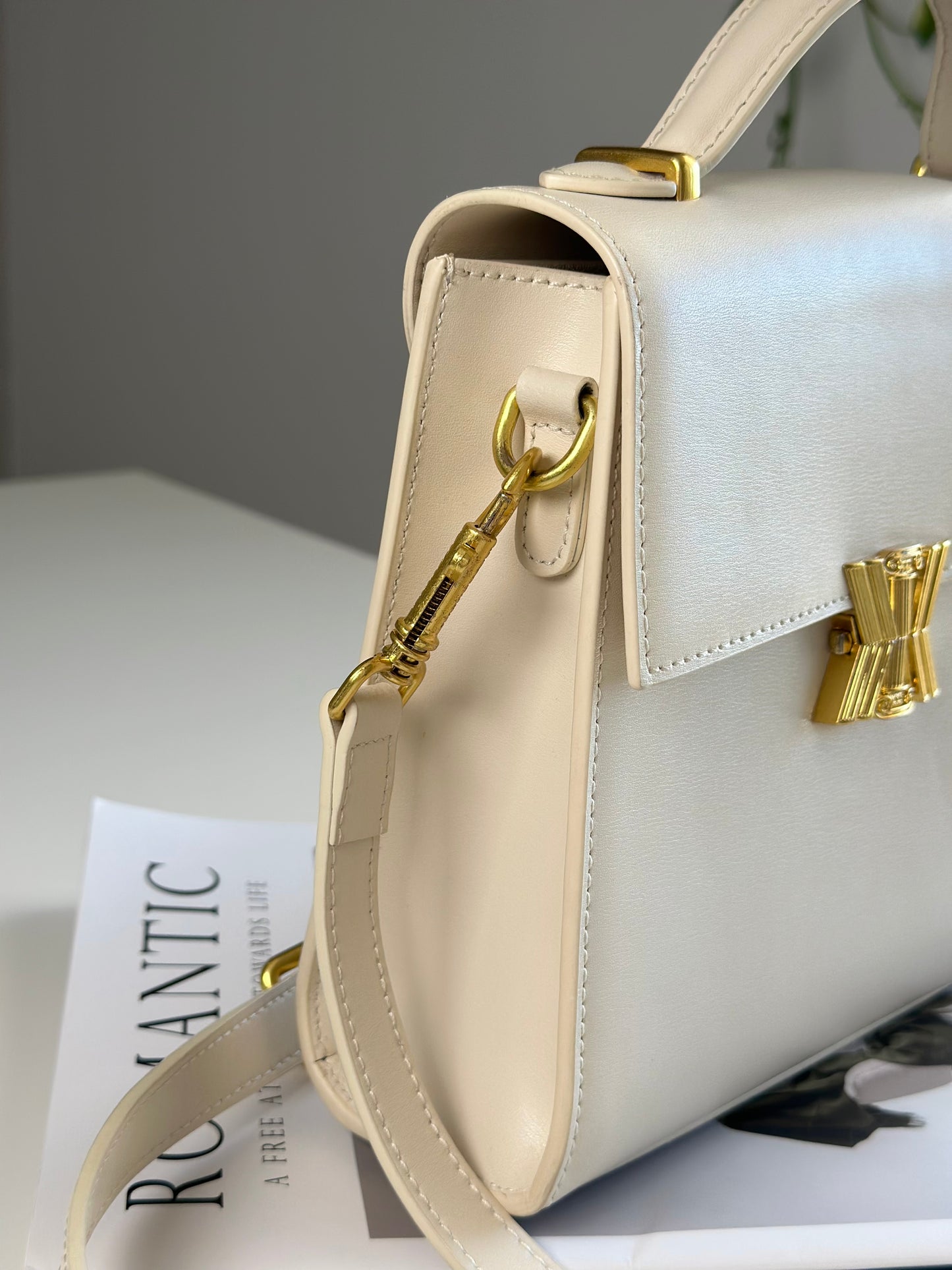 Elegant ivory leather handbag from Kassandre