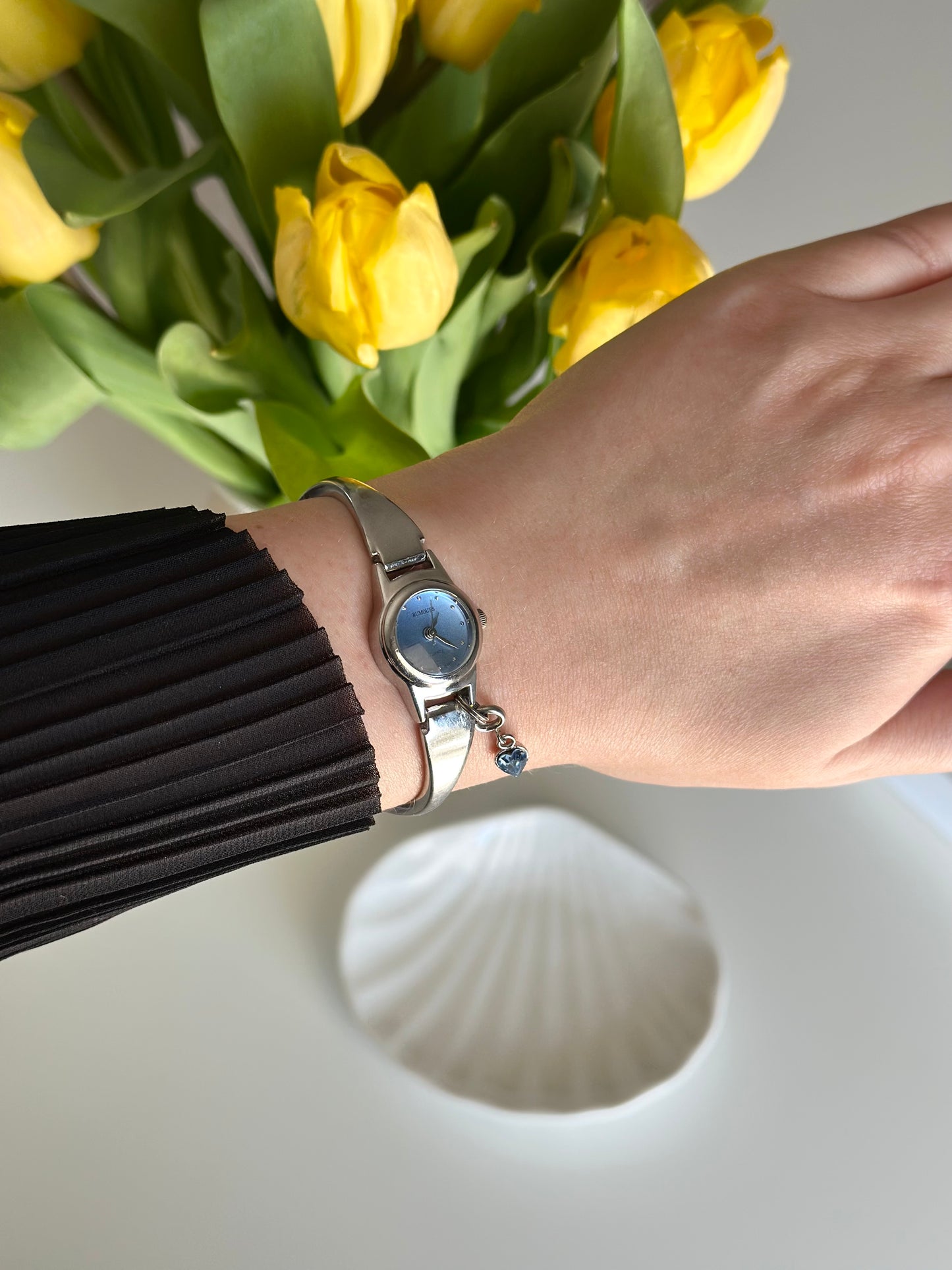 Elegant vintage silver-tone watch with a striking blue dial 🦋