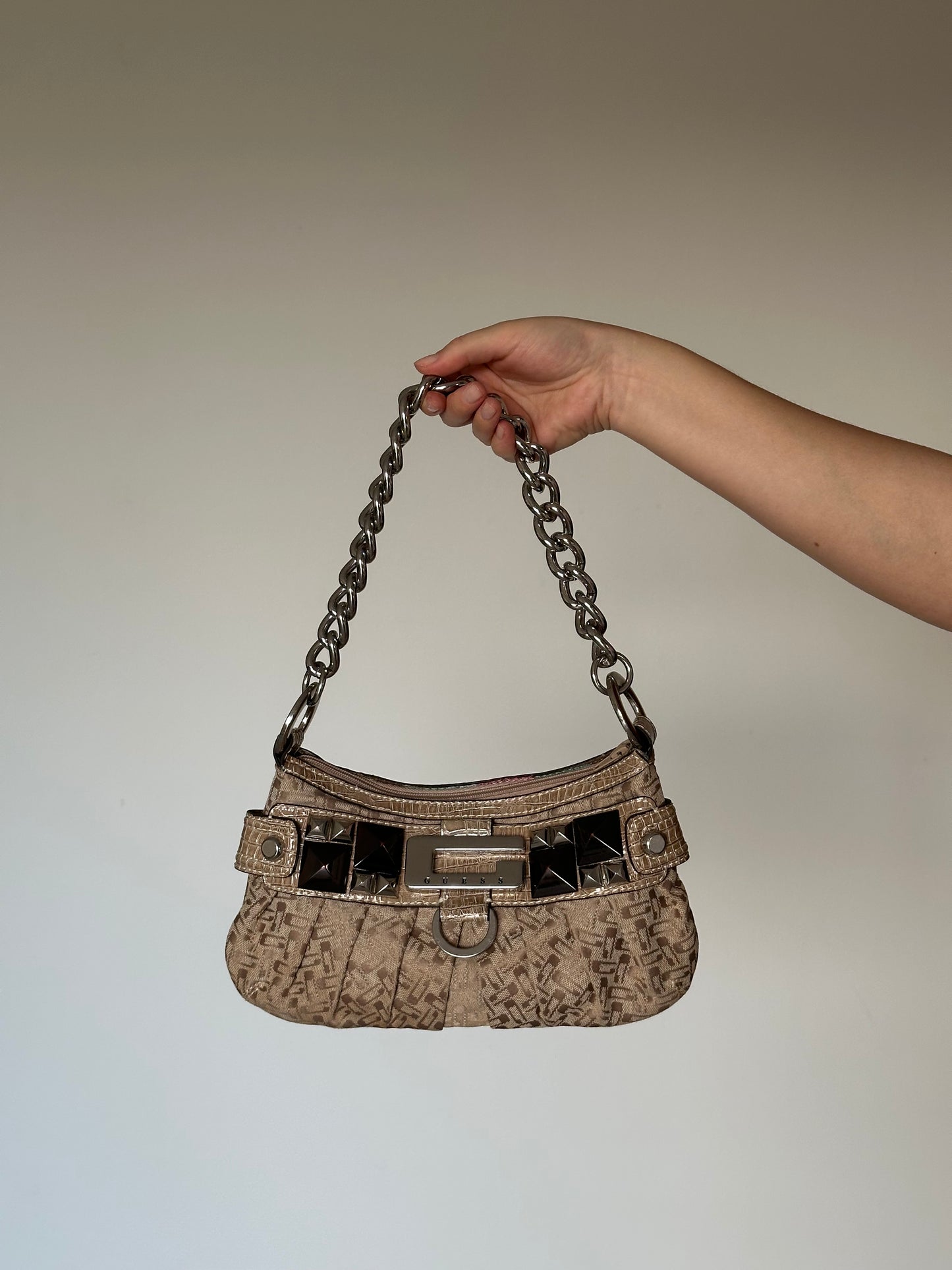 Trendy vintage Guess bag from 00s
