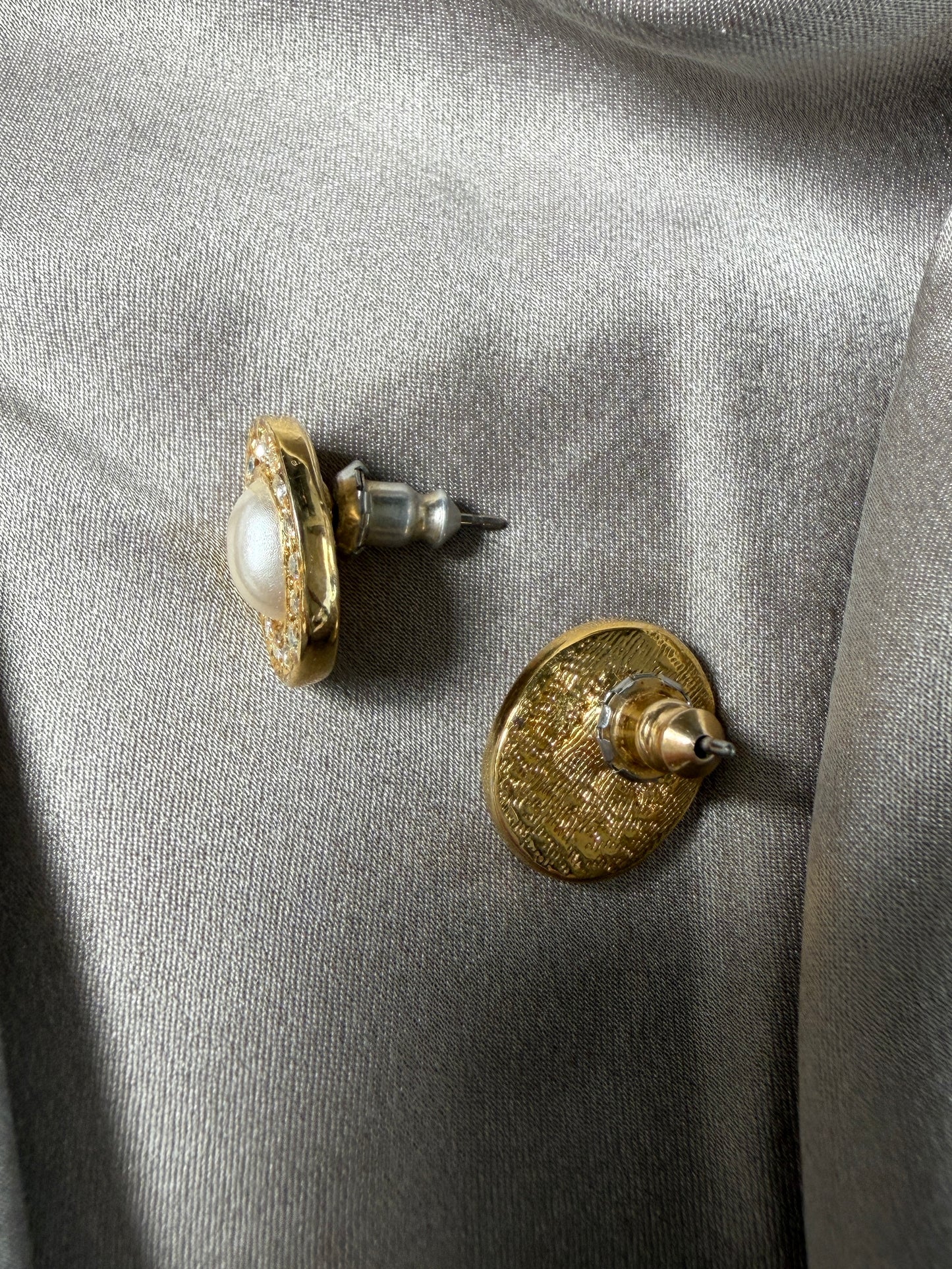 Classic vintage stud earrings featuring a faux pearl