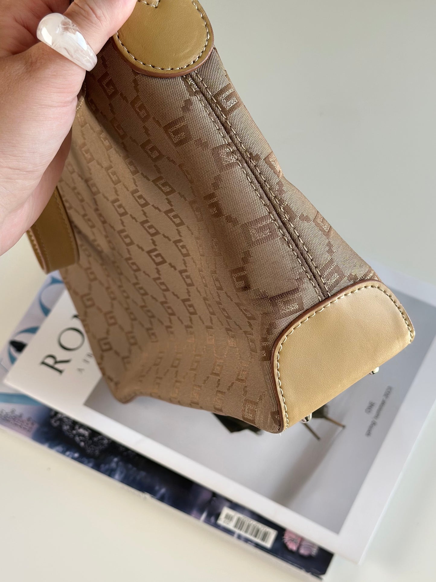 Charming vintage beige shoulder bag