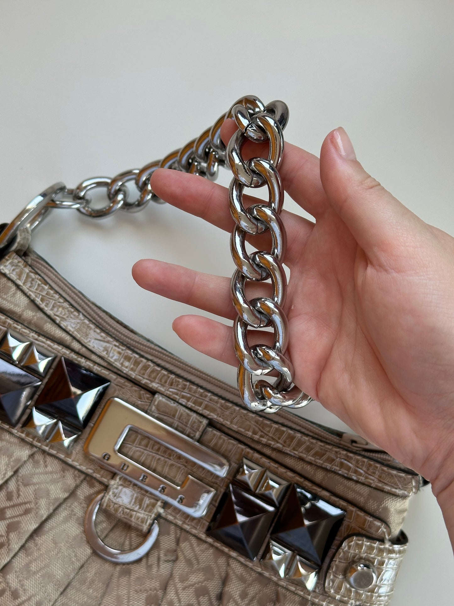 Trendy vintage Guess bag from 00s