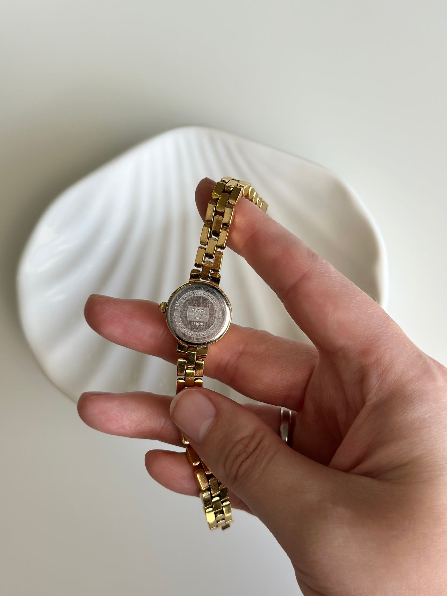 Incredible vintage gold-tone watch from the 1990s Avia Classic