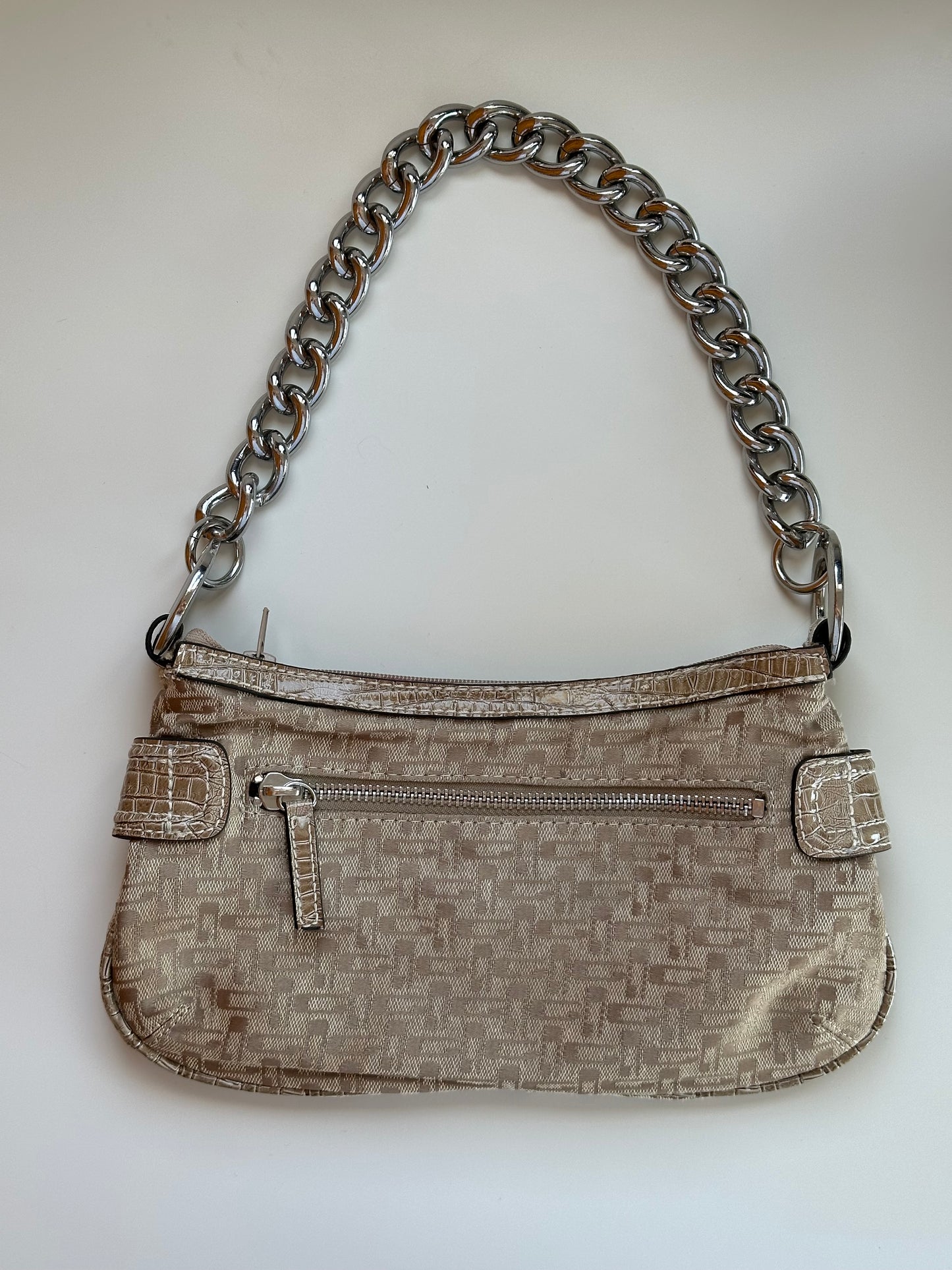 Trendy vintage Guess bag from 00s
