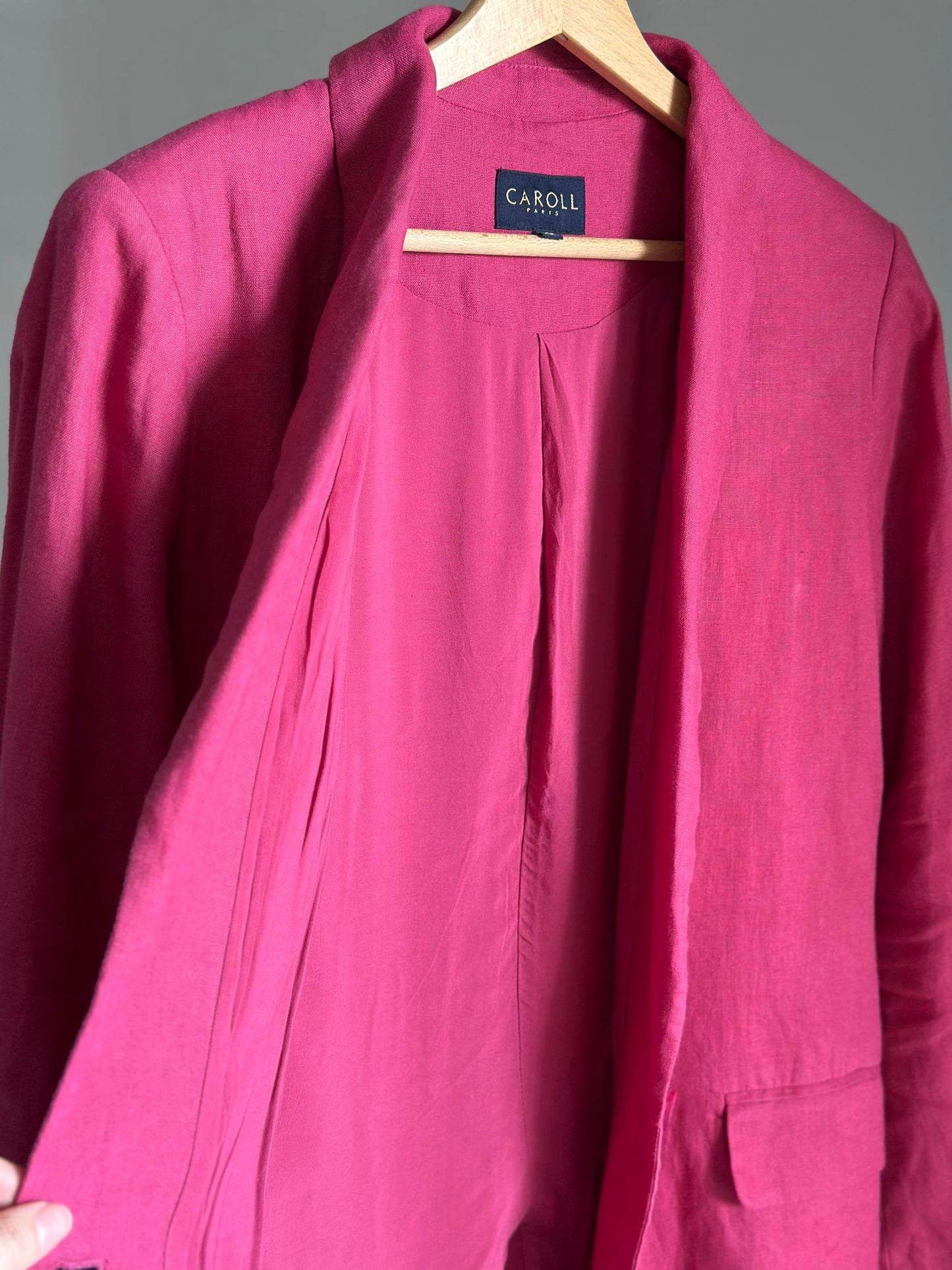 Stunning vintage Caroll blazer in a vibrant fuchsia pink