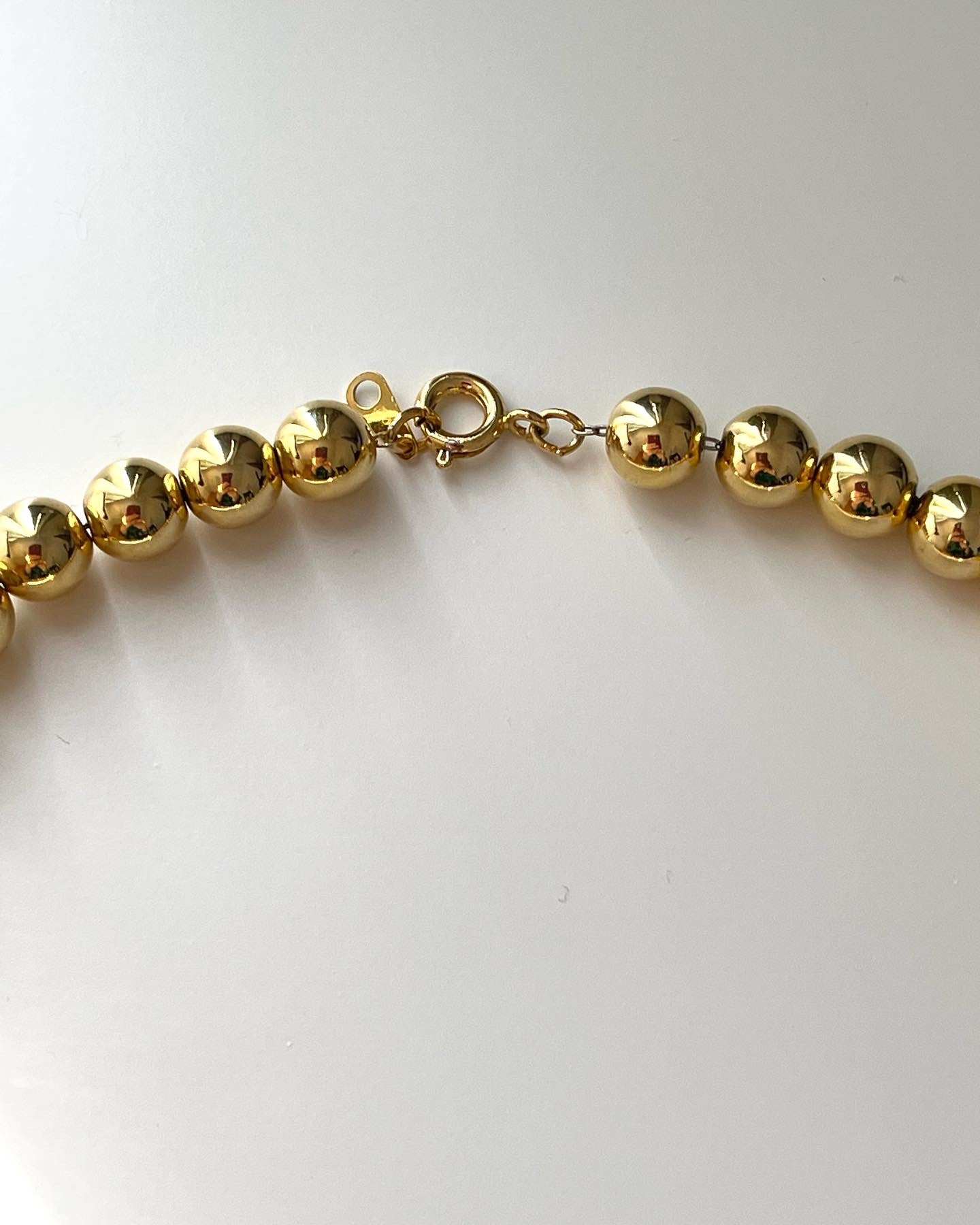 Lovely vintage gold-tone necklace in a simple beaded design (metal+plastic)