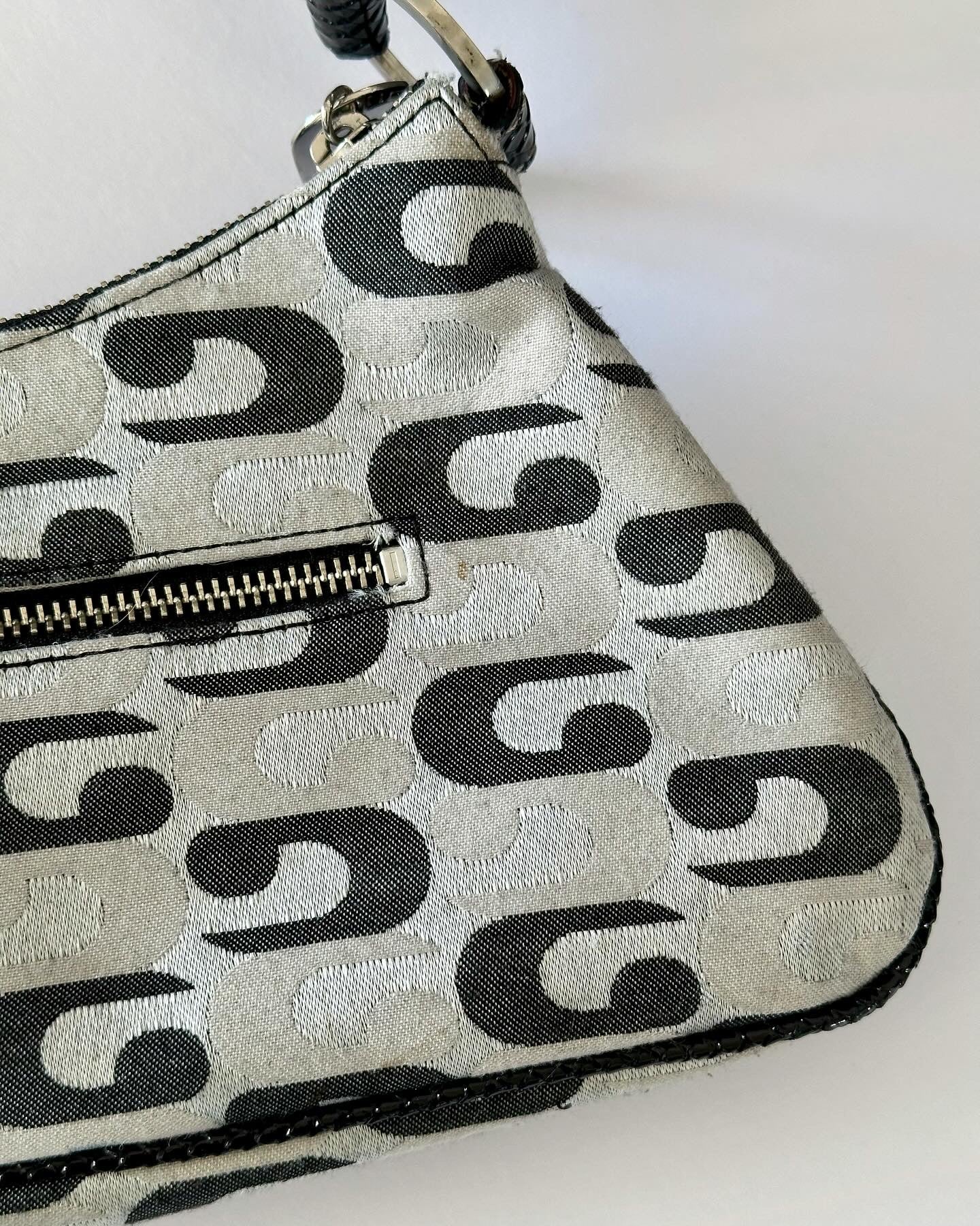 Super trendy vintage Guess bag with monogram print from 00s