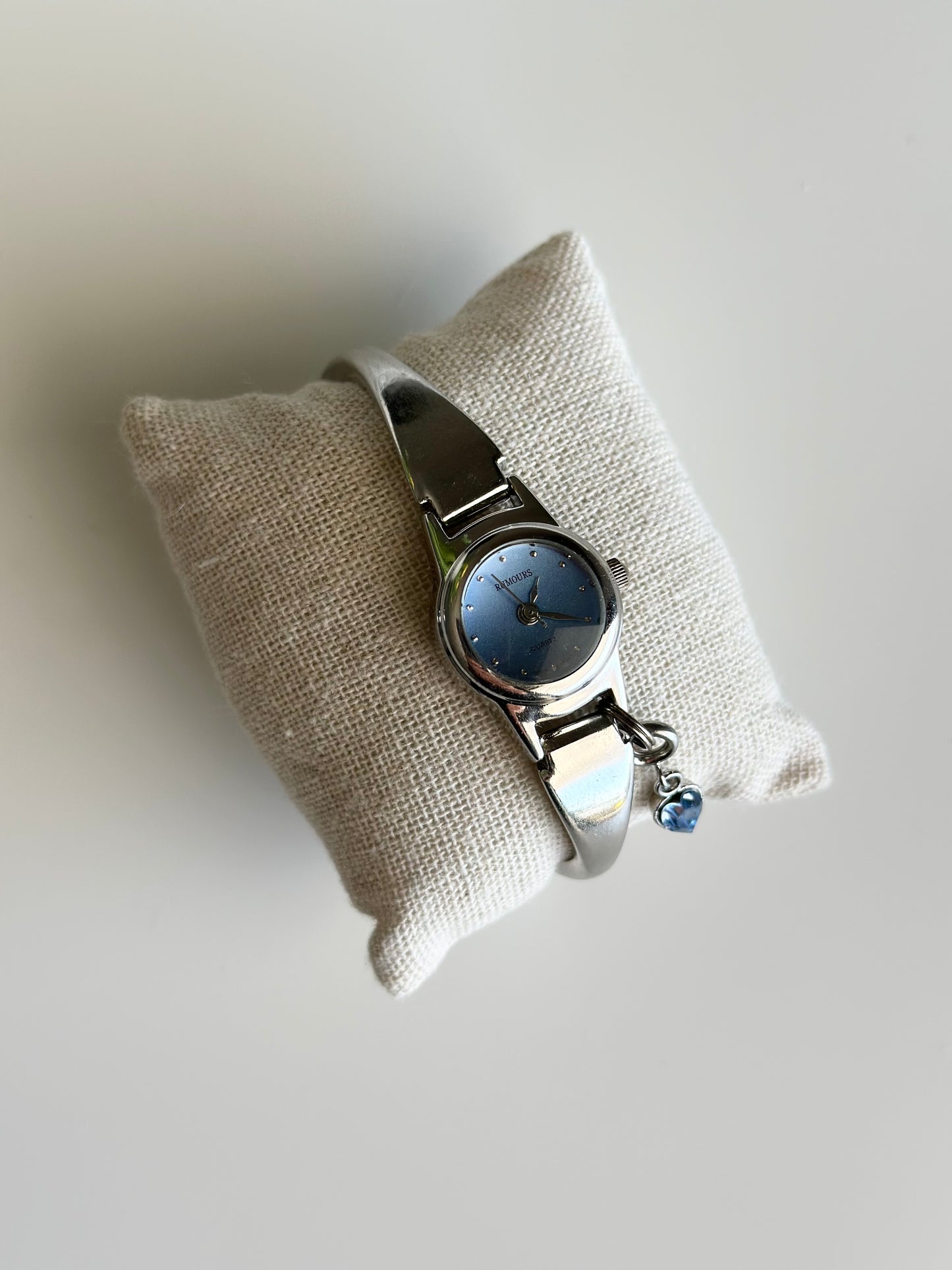 Elegant vintage silver-tone watch with a striking blue dial 🦋