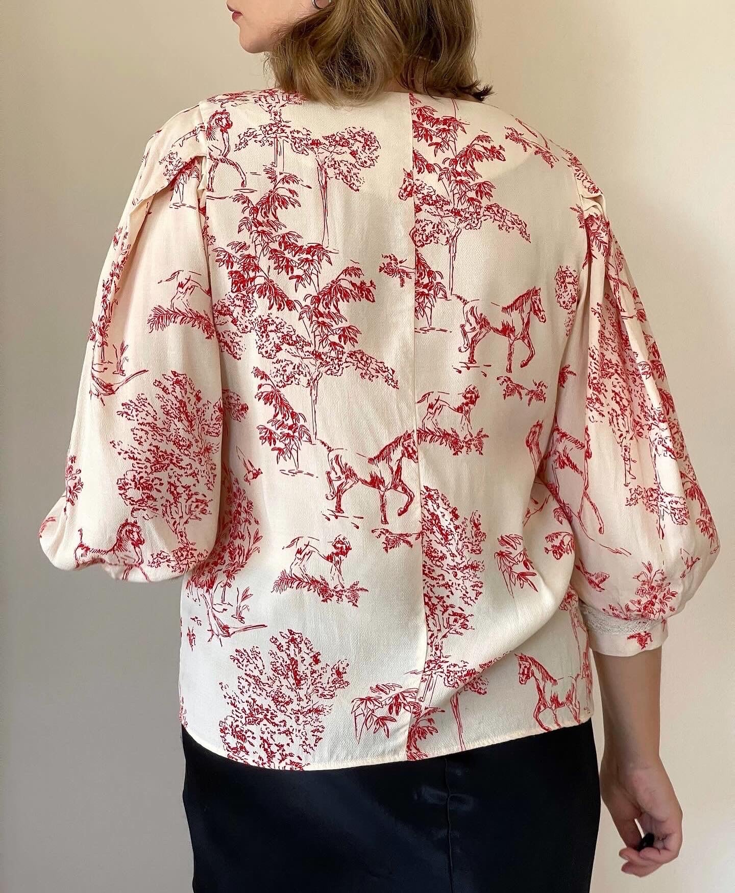 Incredible viscose blouse with puff sleeves