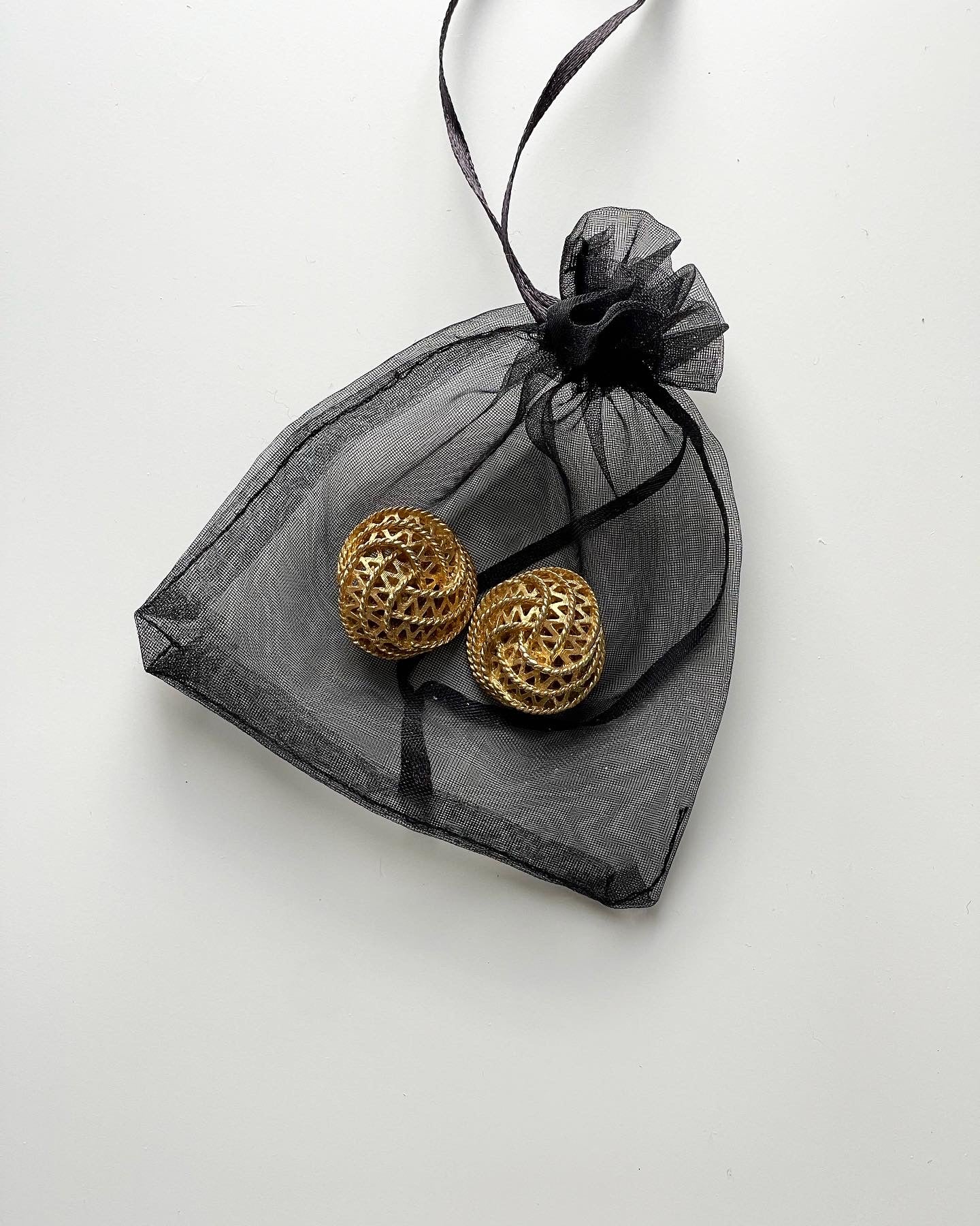 Stunning vintage elegant gold-tone clip-on earrings