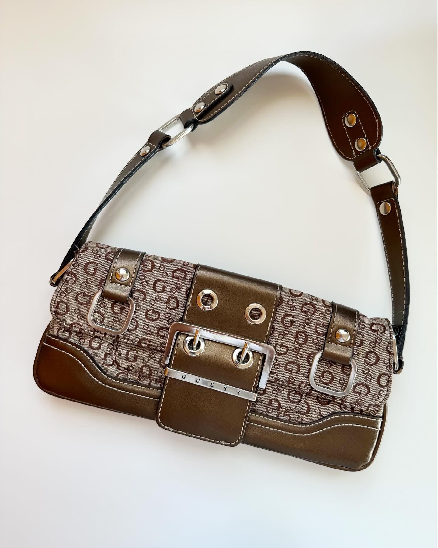 Super trendy vintage Guess bag with monogram print