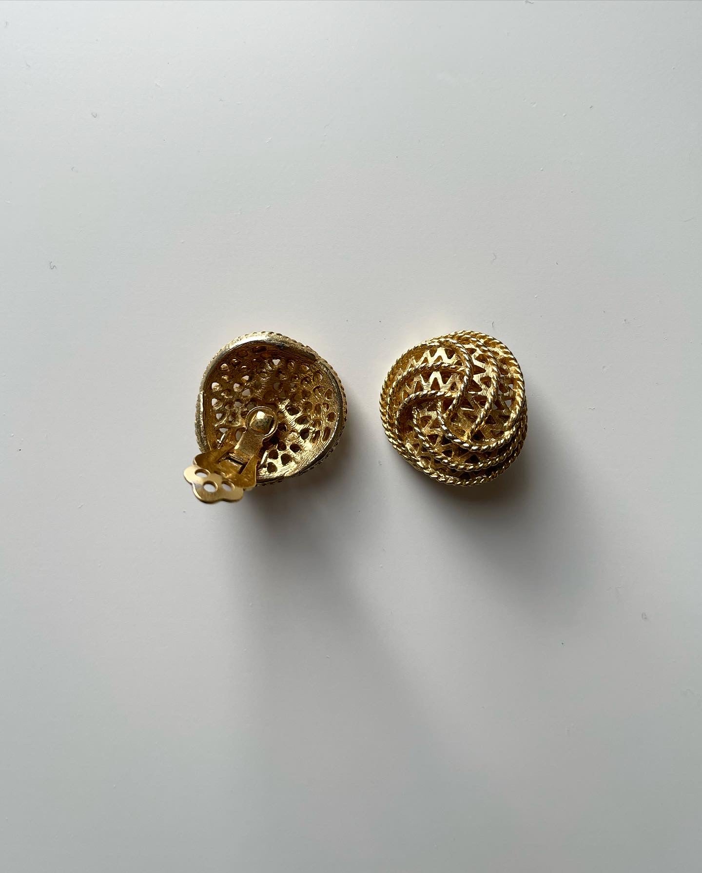 Stunning vintage elegant gold-tone clip-on earrings