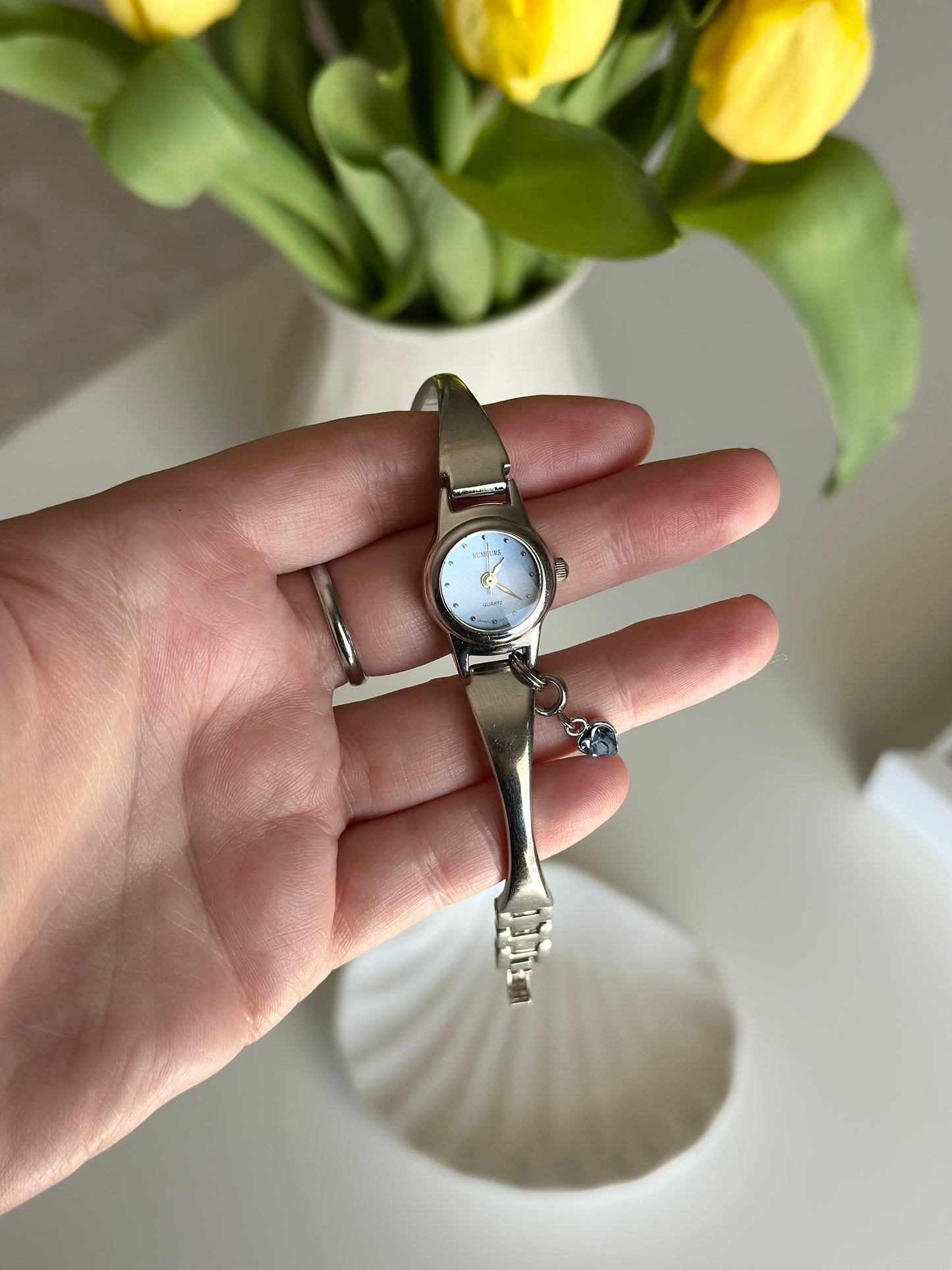 Elegant vintage silver-tone watch with a striking blue dial 🦋