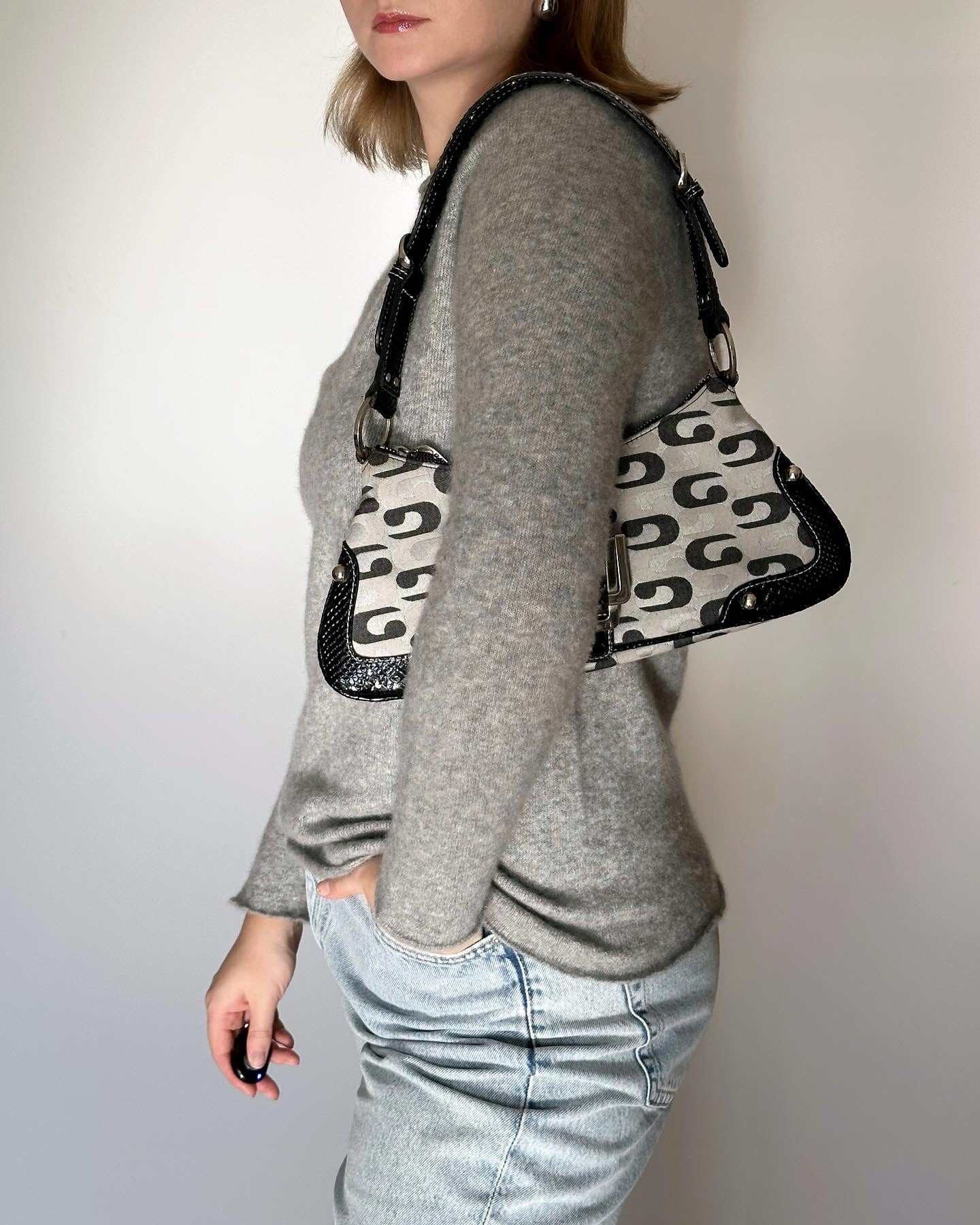 Super trendy vintage Guess bag with monogram print from 00s