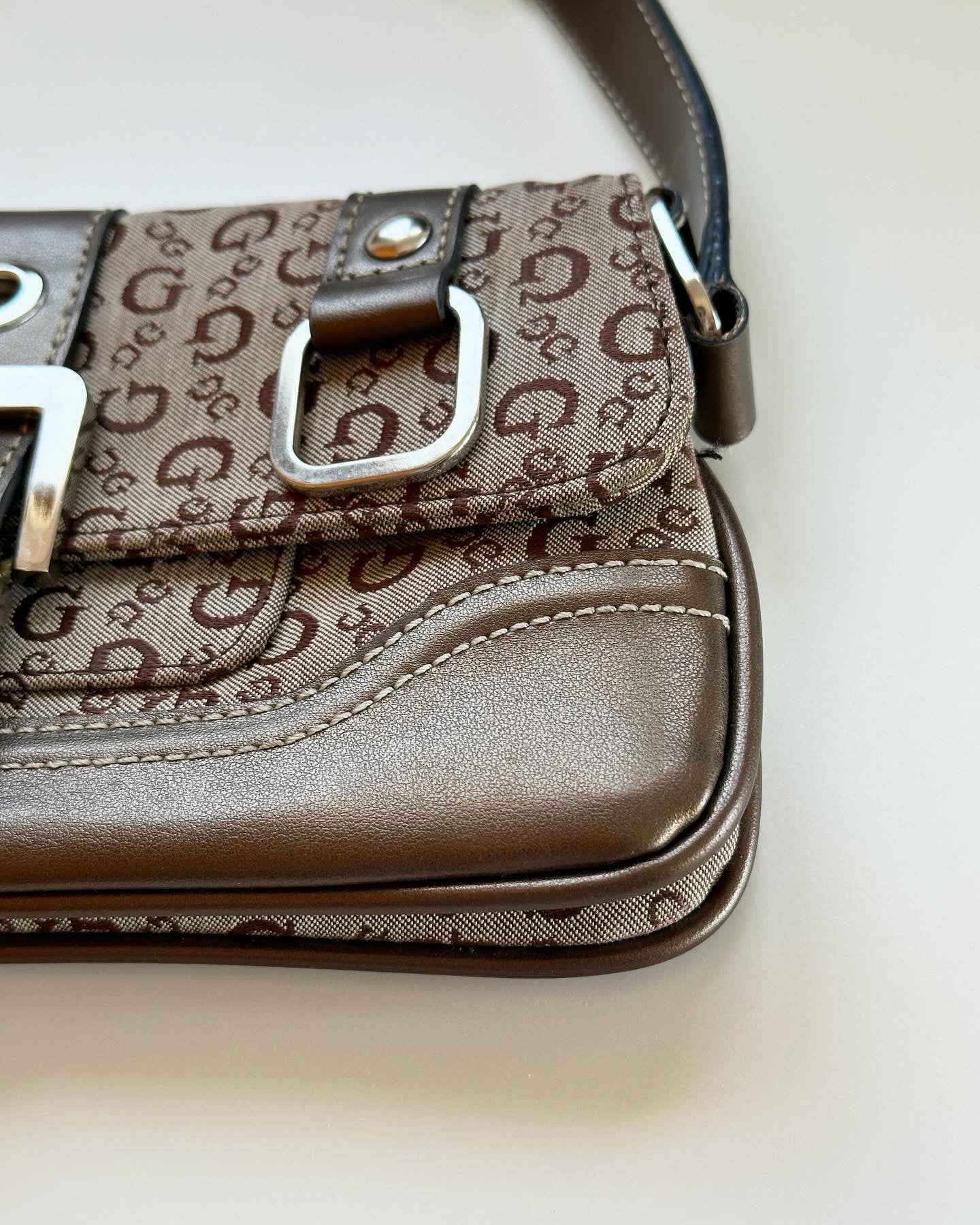 Super trendy vintage Guess bag with monogram print
