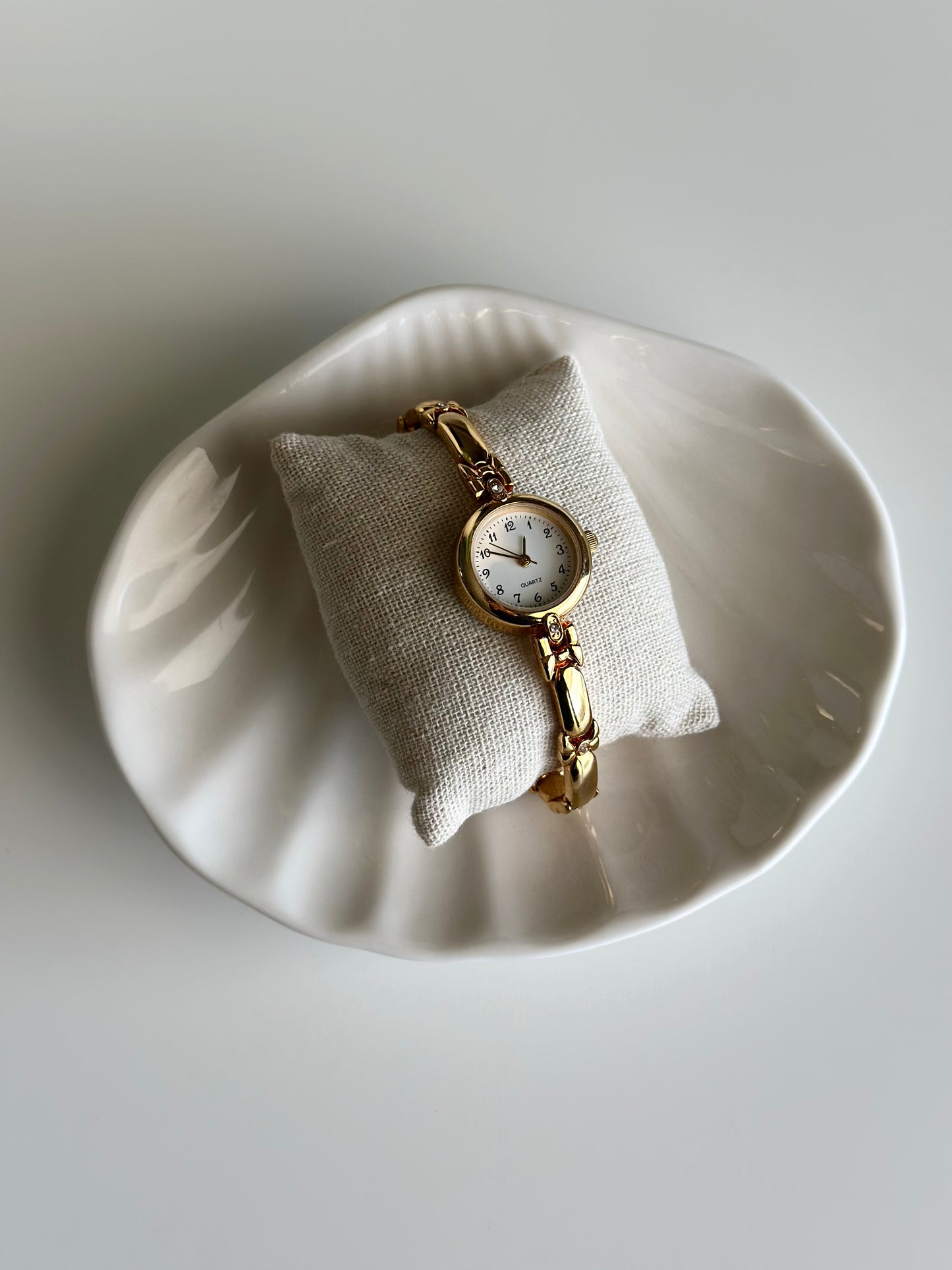 Lovely vintage gold-tone watch from the 2000s