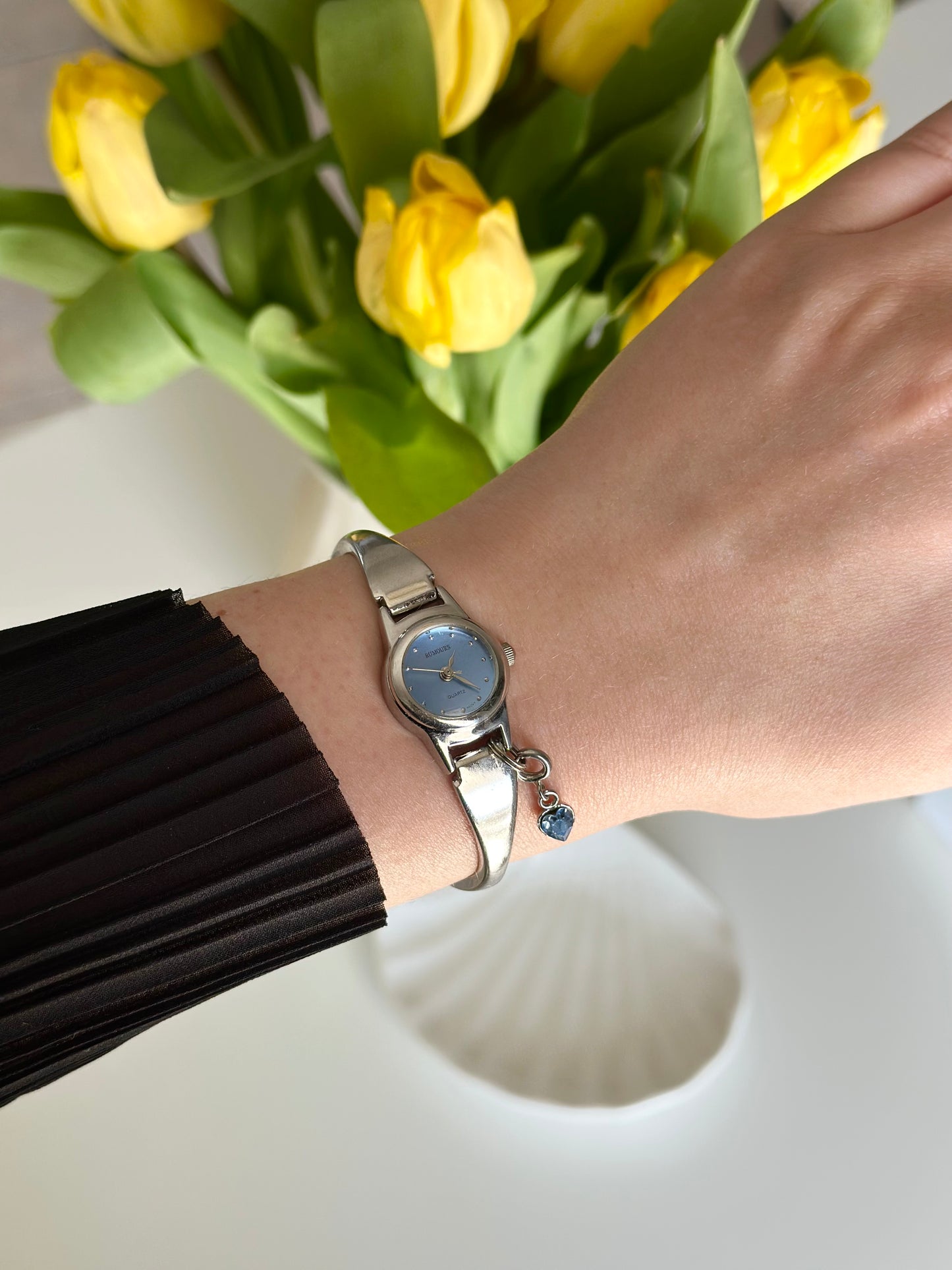 Elegant vintage silver-tone watch with a striking blue dial 🦋