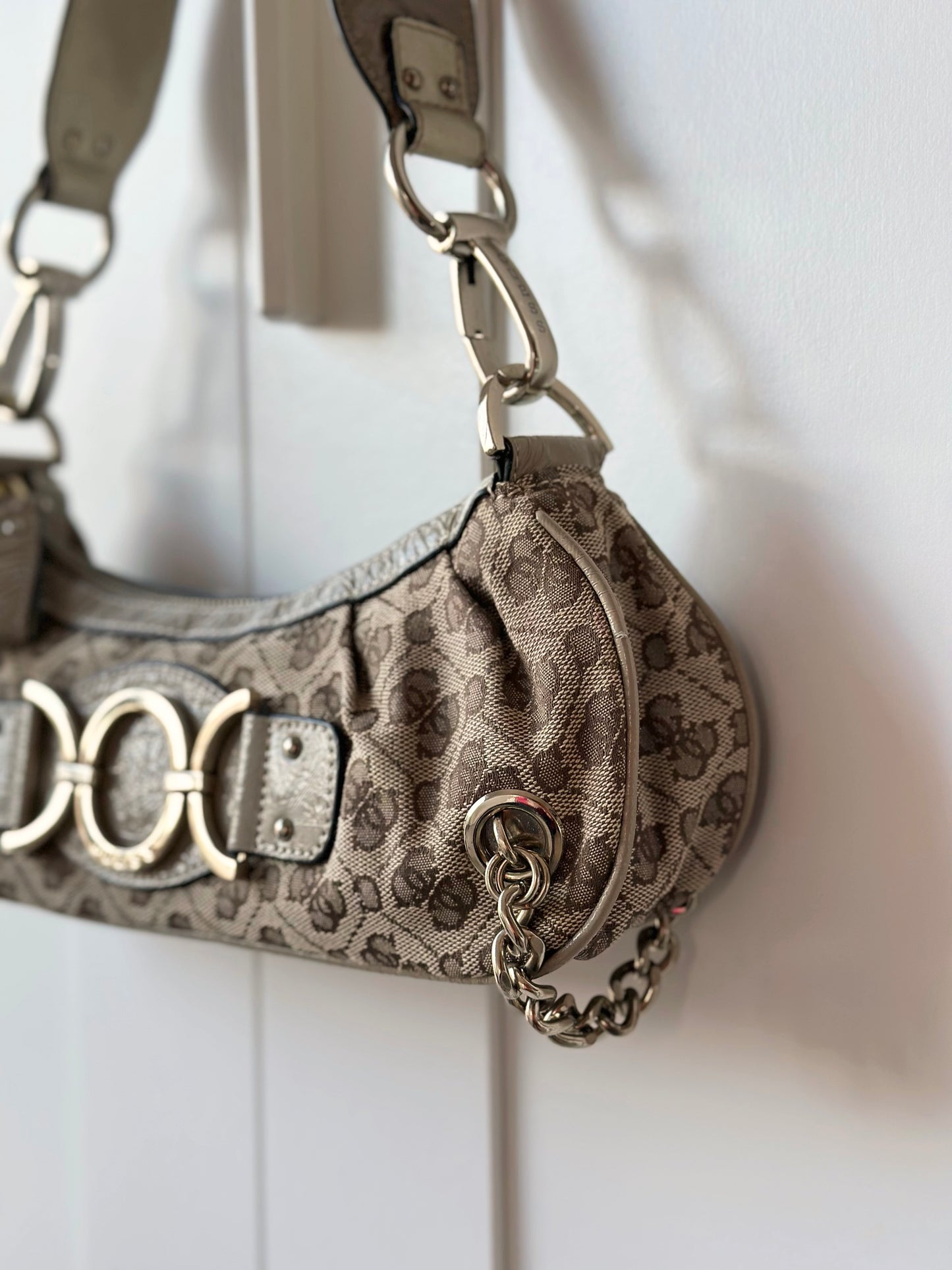Iconic vintage Guess handbag