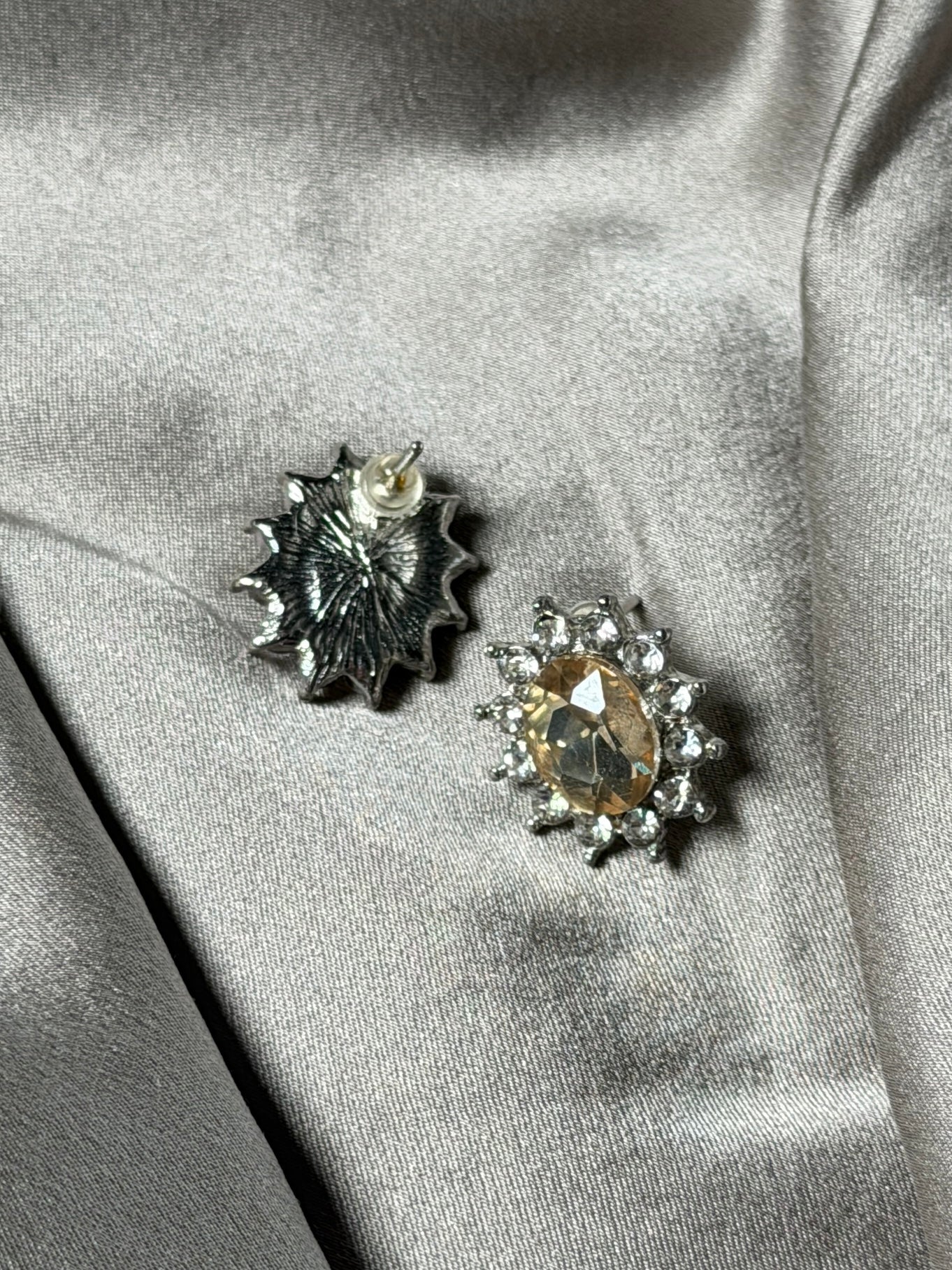 Charming vintage stud earrings with champagne stone