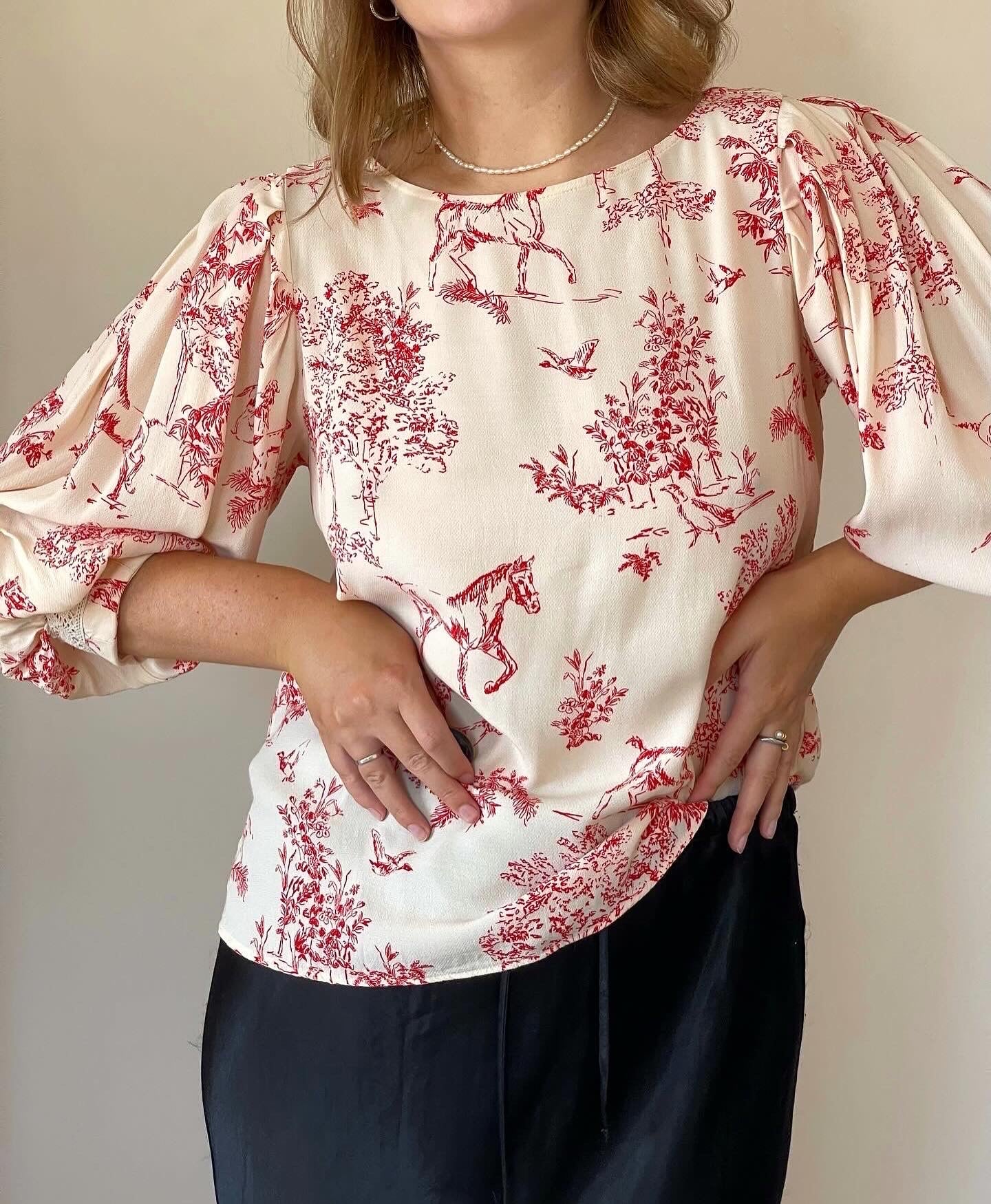 Incredible viscose blouse with puff sleeves