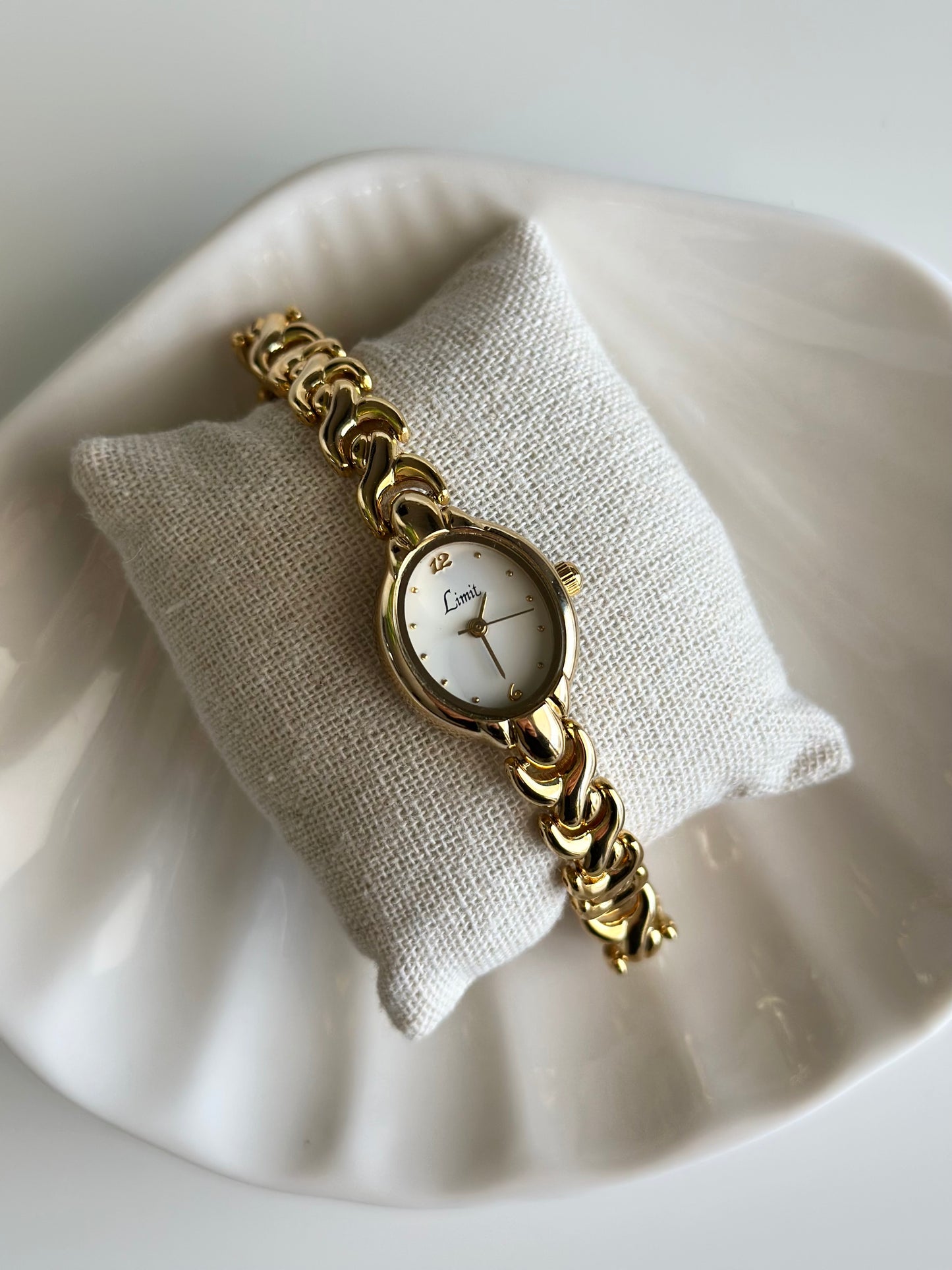 Charming vintage gold-tone watch Limit ✨