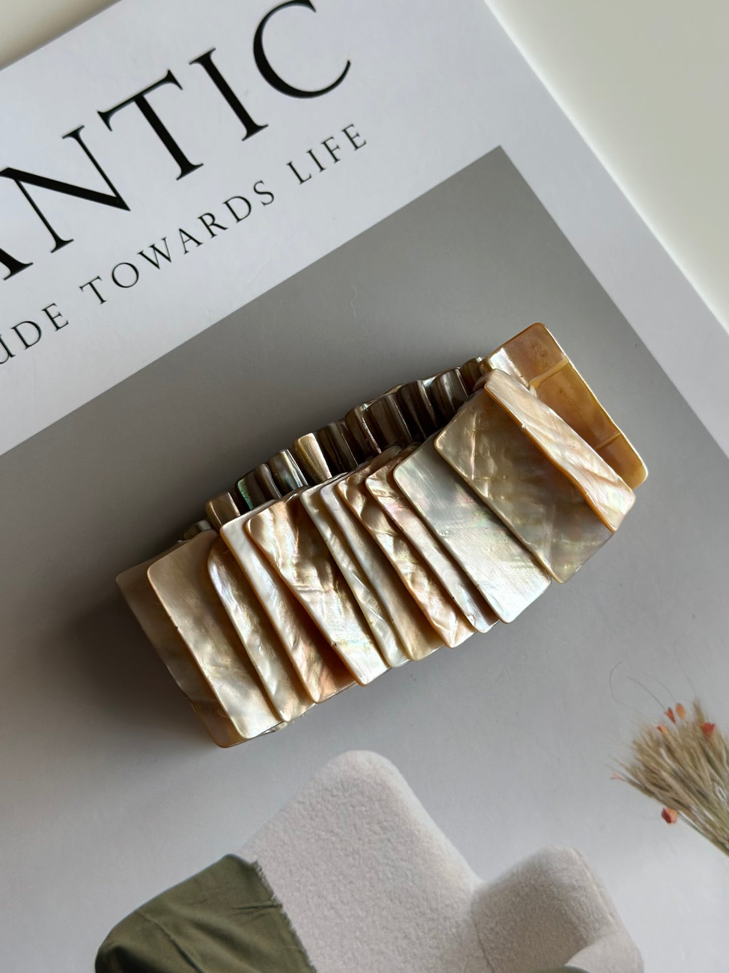 Natural mother-of-pearl vintage stretch bracelet