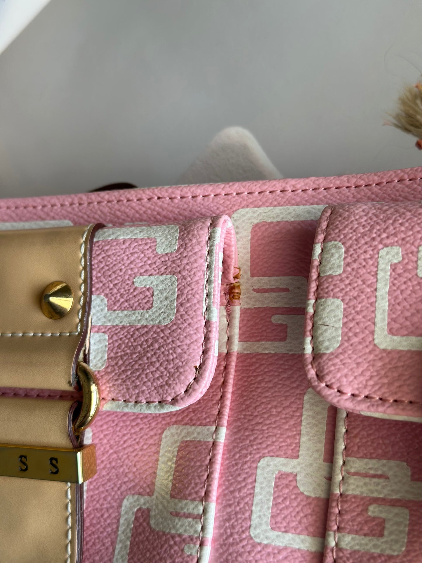 Vintage Y2K Guess shoulder bag in pink and ivory faux leather