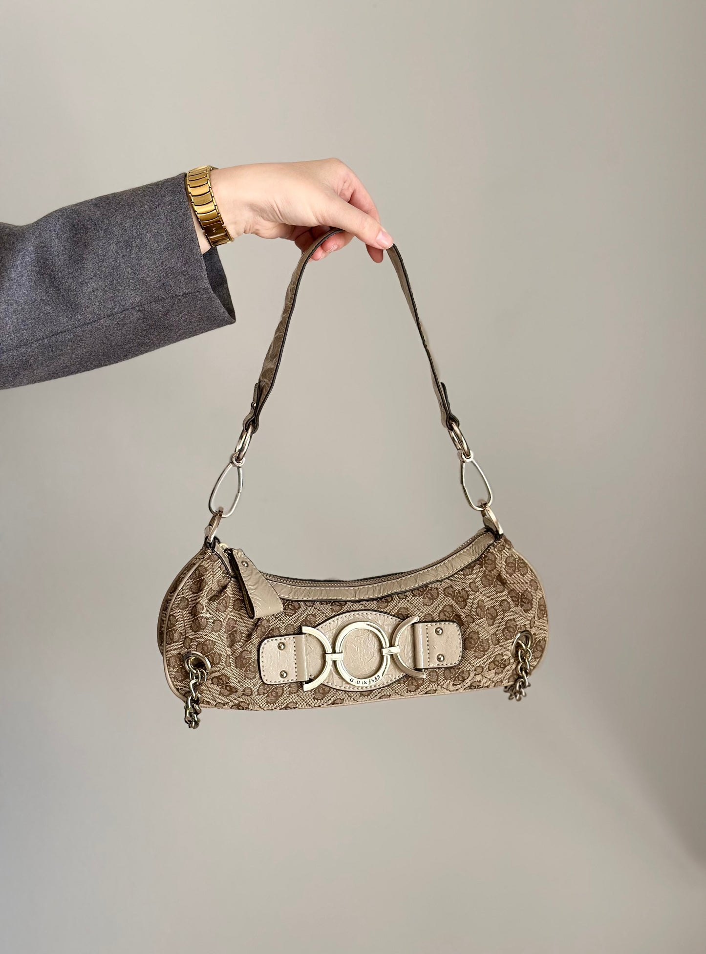 Iconic vintage Guess handbag