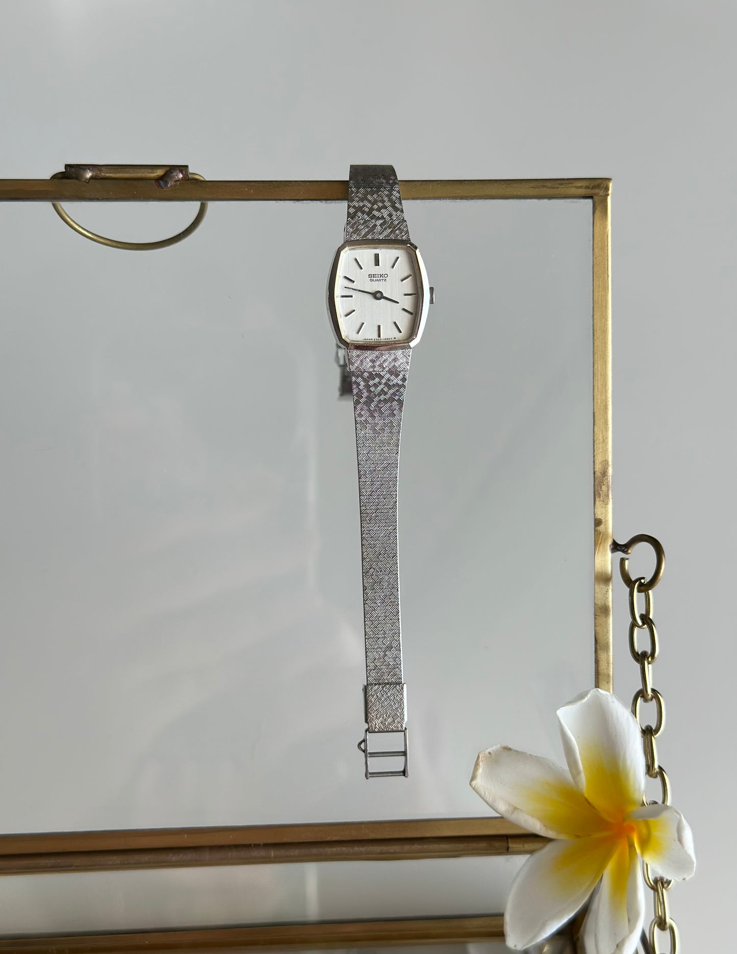 Timeless vintage Seiko quartz watch in a silver tone