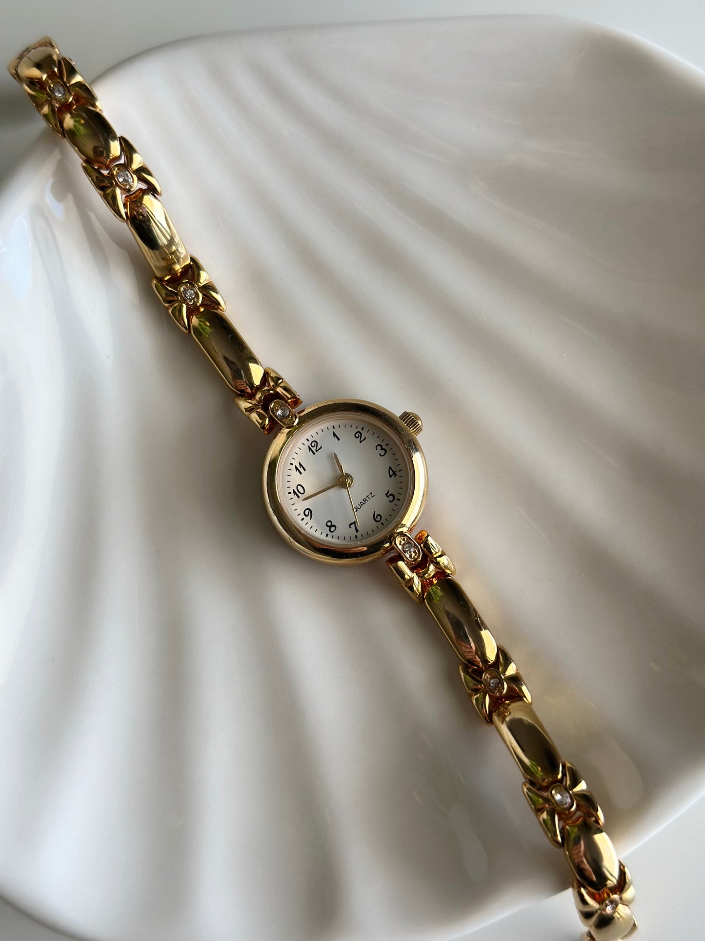 Lovely vintage gold-tone watch from the 2000s